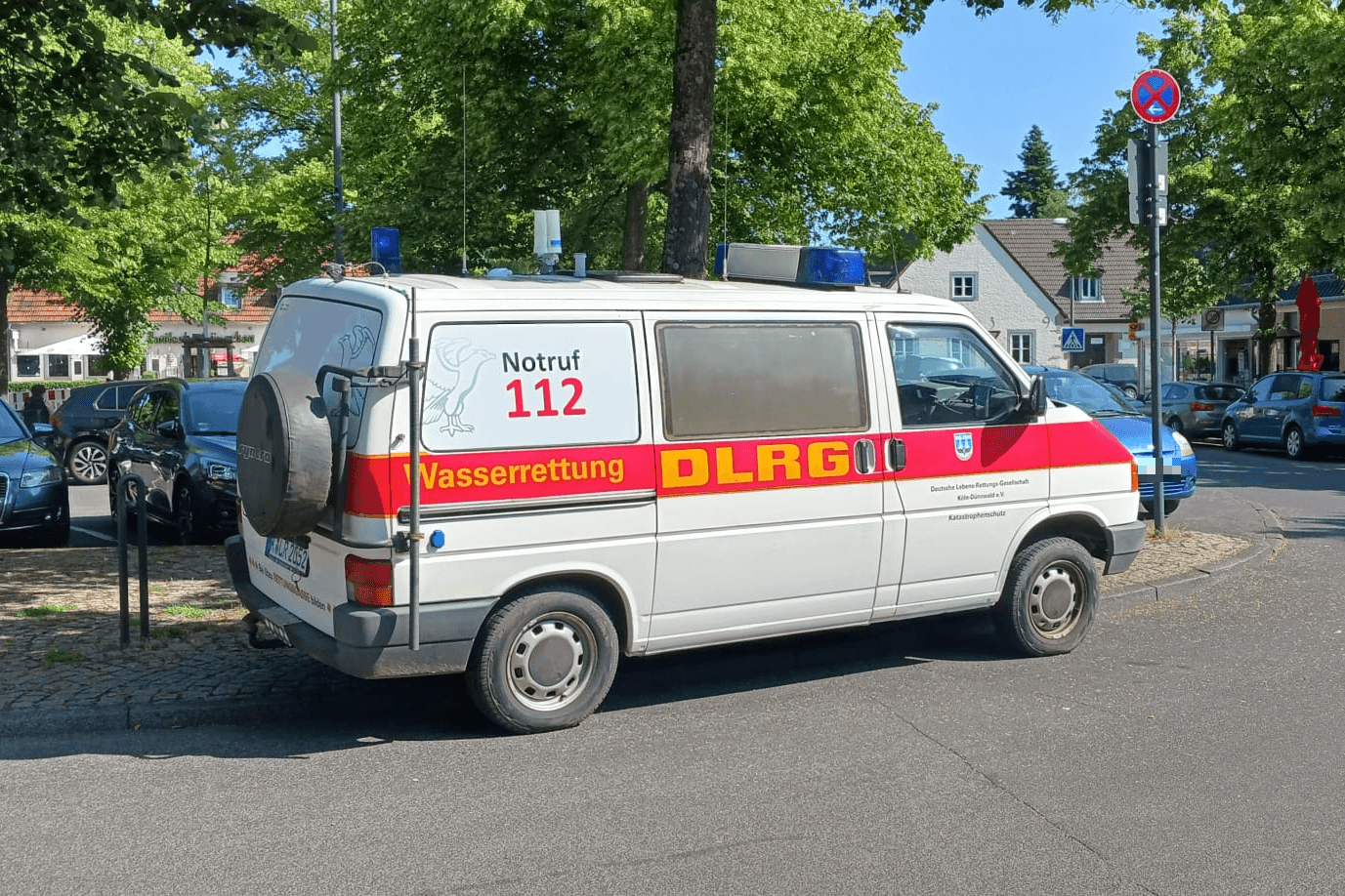 Fahrzeug der Deutschen Lebens-Rettungs-Gesellschaft (DLRG) in Köln-Vogelsang: Es wird eine Person im Wassermannsee vermisst.