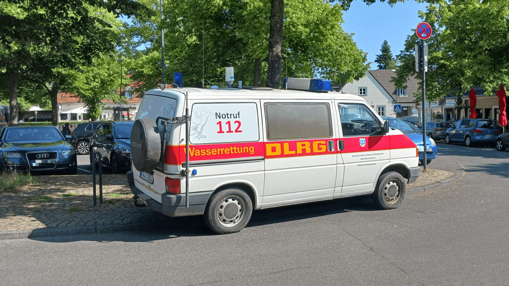 Fahrzeug der Deutschen Lebens-Rettungs-Gesellschaft (DLRG) in Köln-Vogelsang: Es wird eine Person im Wassermannsee vermisst.