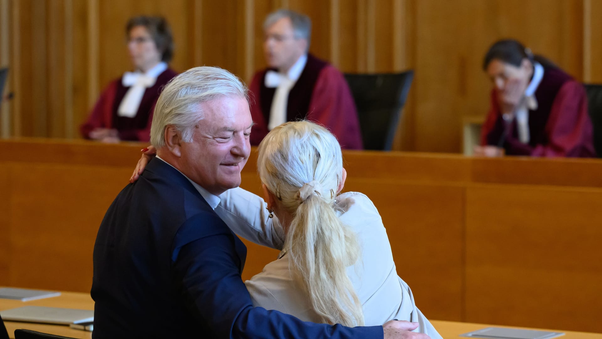 Jürgen Elsässer und seine Frau Stephanie triumphierten nach der Entscheidung des Bundesverwaltungsgerichts.