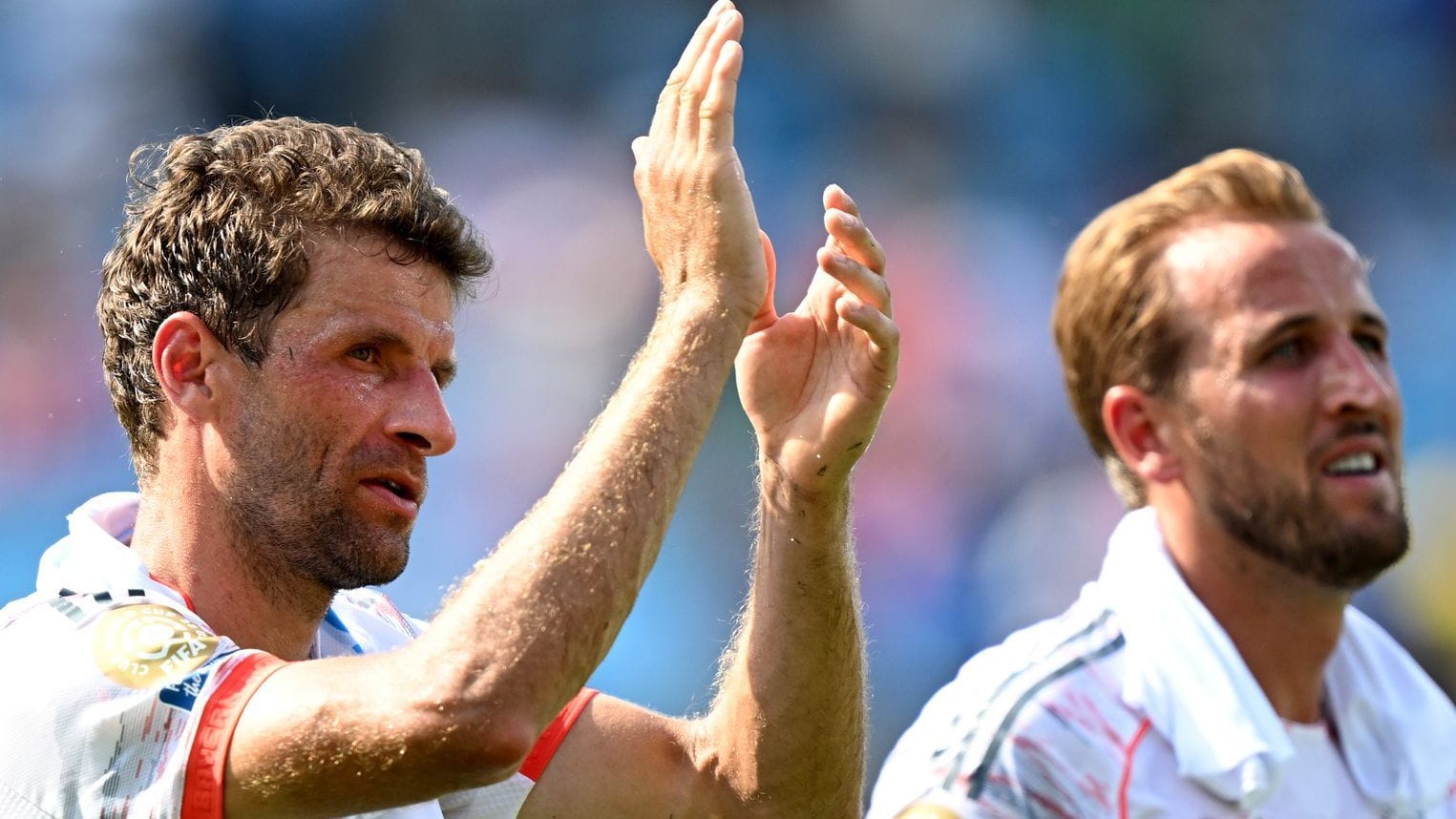 Thomas Müller und Harry Kane (v.l.): Die Bayern-Profis müssen sich im Achtelfinale der Klub-WM auf ein heißes Duell gefasst machen.