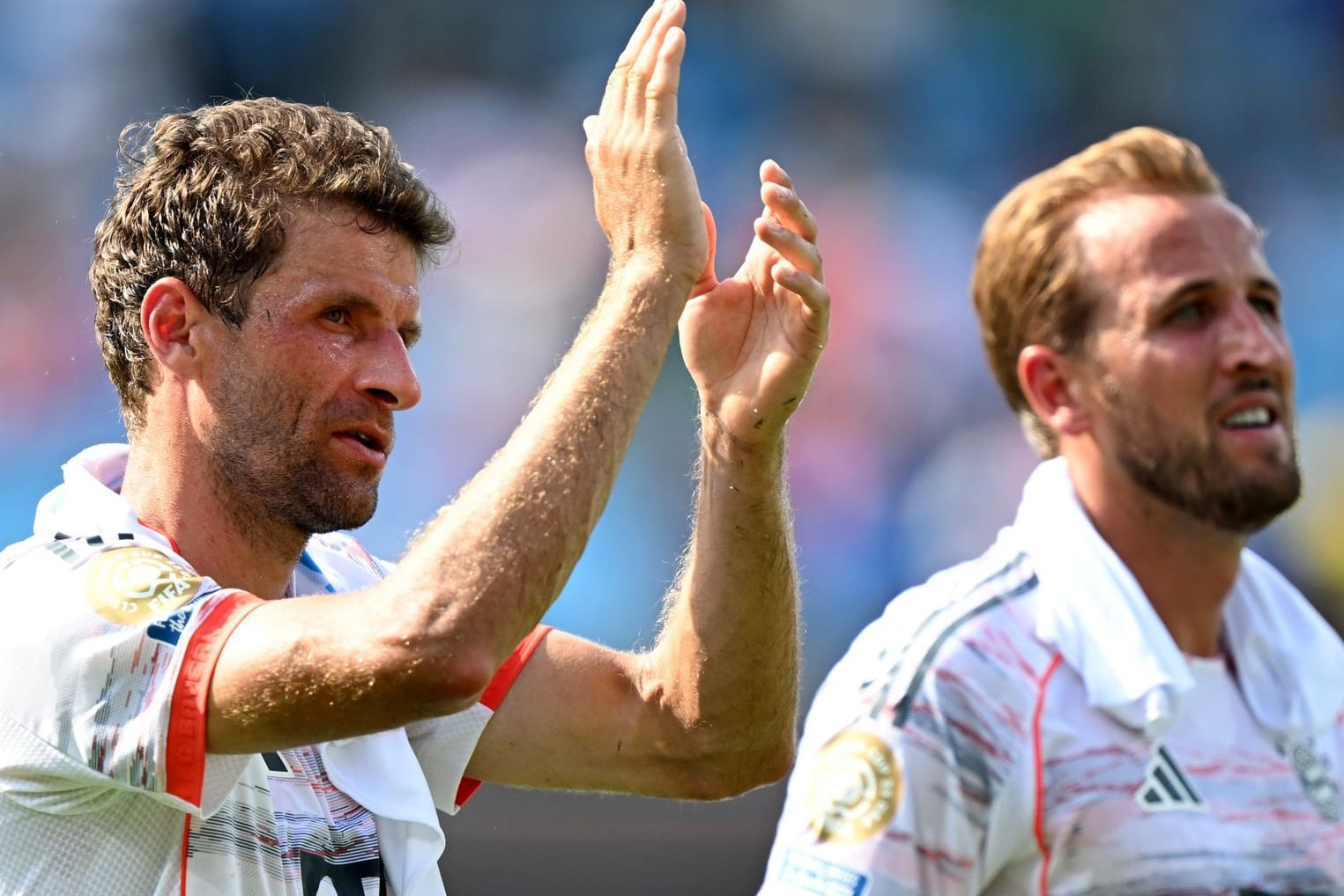 Thomas Müller und Harry Kane (v.l.): Die Bayern-Profis müssen sich im Achtelfinale der Klub-WM auf ein heißes Duell gefasst machen.