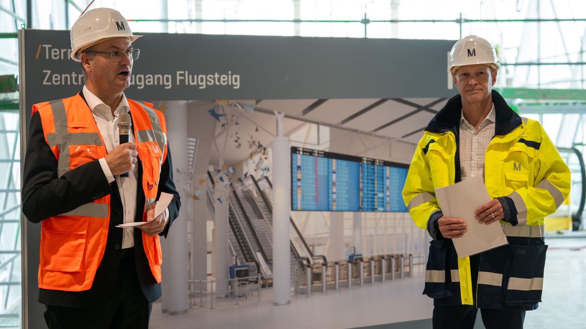 Bayerns Finanzminister Albert Füracker (CSU) und Flughafenchef Jost Lammers (rechts) beim Medienrundgang im neuen Flugsteig des Terminal 1: Zum Auftakt lobte der Minister das Engagement aller Beteiligten – auch Lammers hob die Teamleistung hervor.