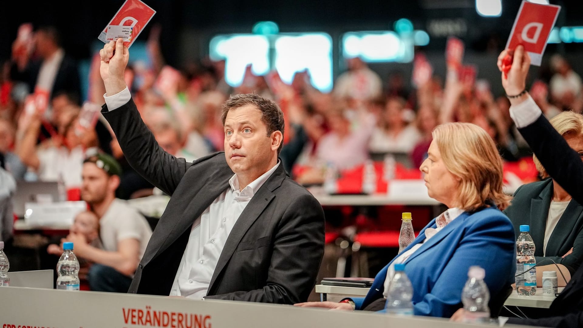 Die SPD-Vorsitzenden Lars Klingbeil (links) und Bärbel Bas (rechts) während der Abstimmung des Parteitags über die Vorbereitung eines AfD-Verbots.