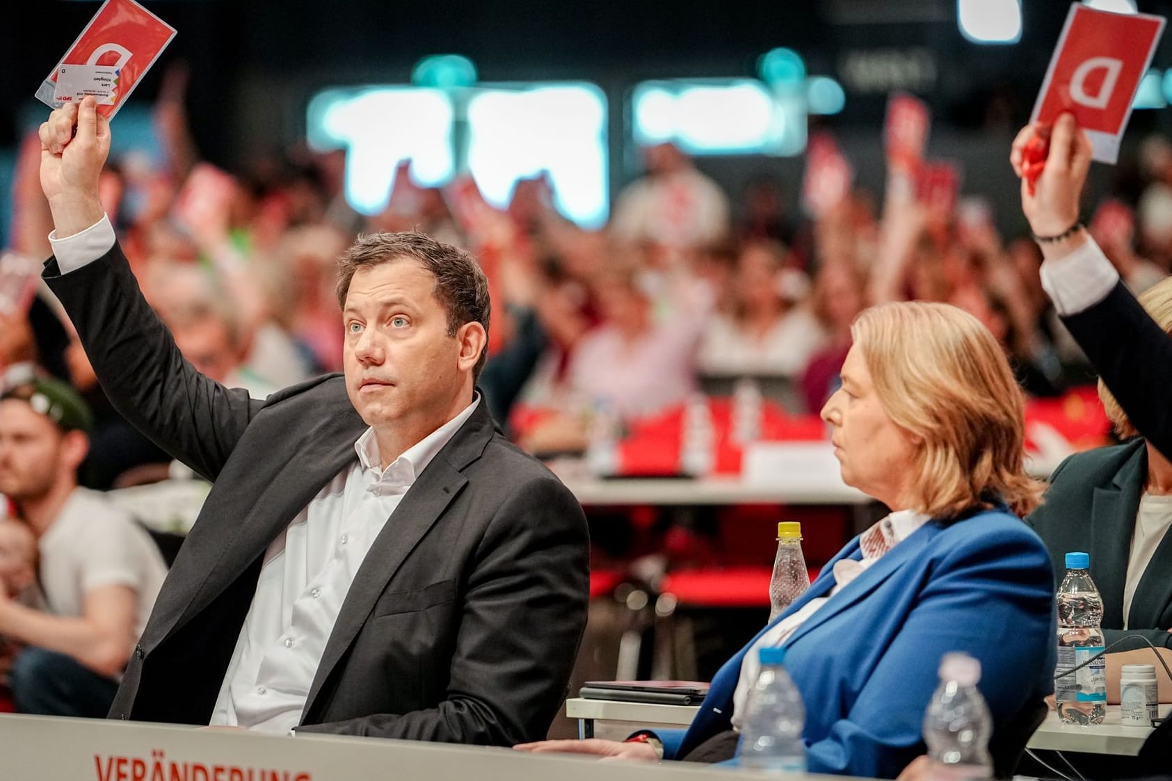 Die SPD-Vorsitzenden Lars Klingbeil (links) und Bärbel Bas (rechts) während der Abstimmung des Parteitags über die Vorbereitung eines AfD-Verbots.