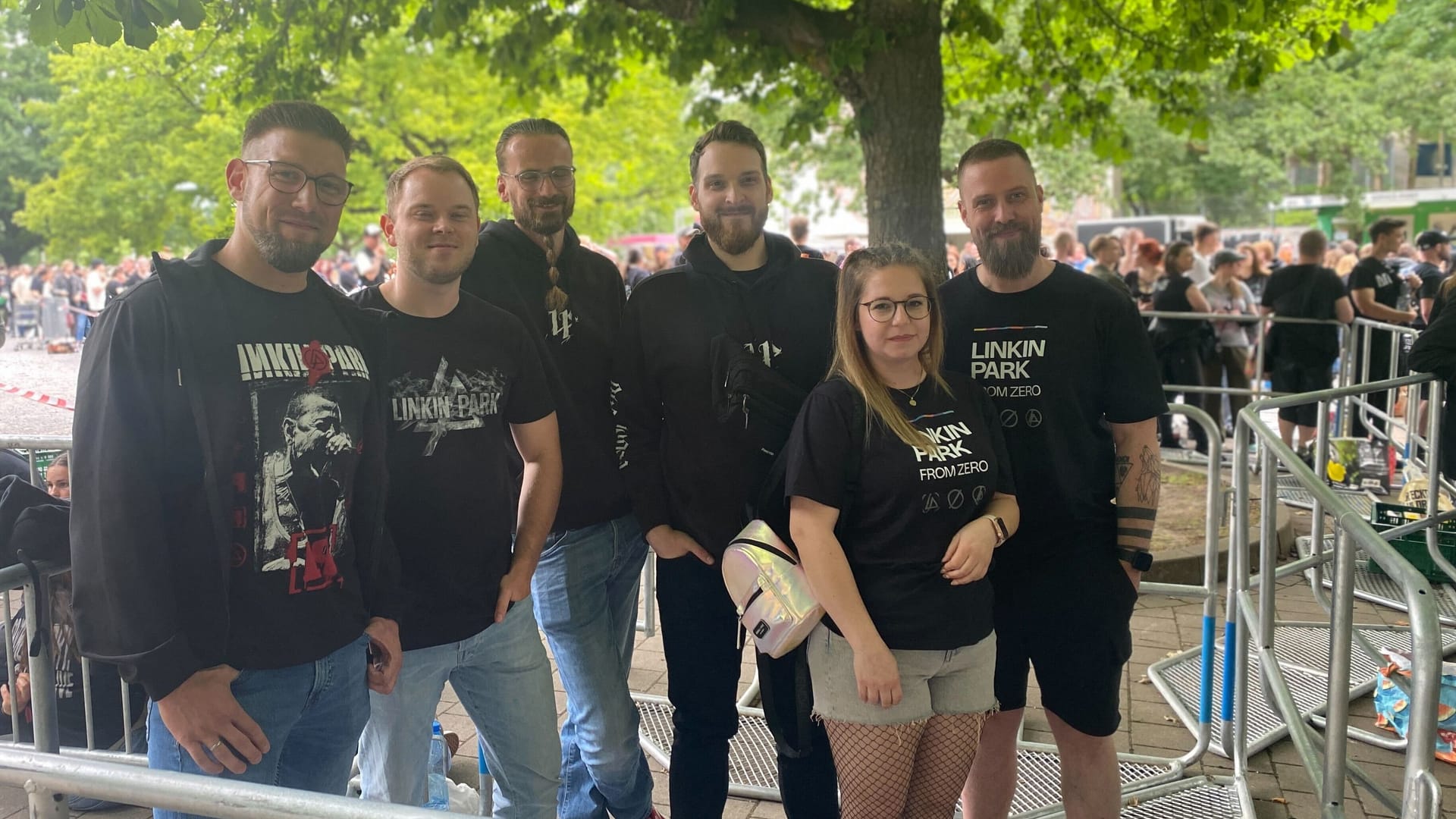 Florian, Julian, Philipp, Dean, Nina und Eddy (von links nach rechts): Die Truppe kam zwei Stunden vor Einlass zum Konzert.
