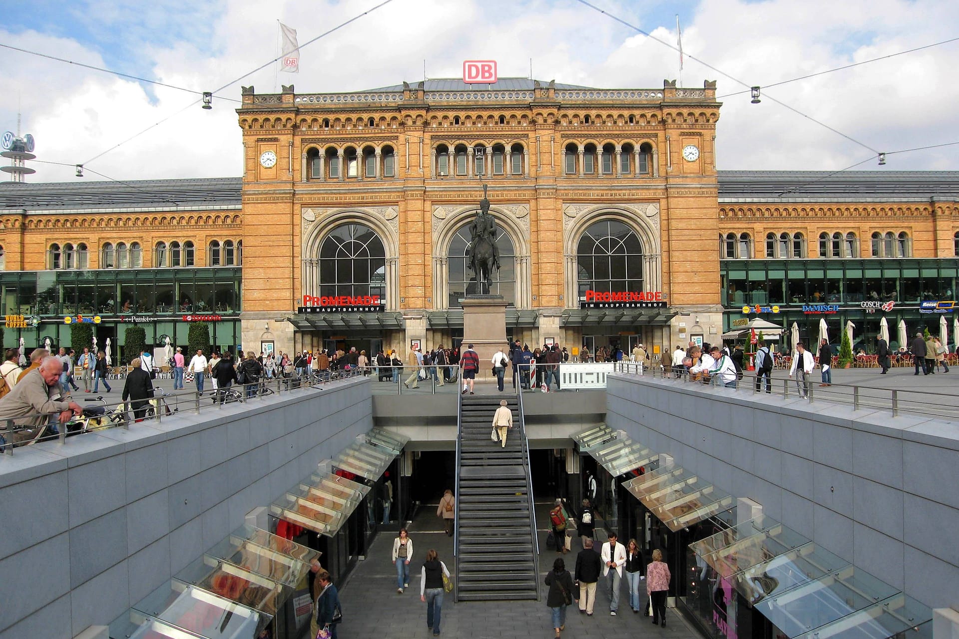 Einkaufspassage vor dem Hauptbahnhof in Hannover (Archivbild): Ein Mann wurde durch einen Messerstich schwer verletzt.