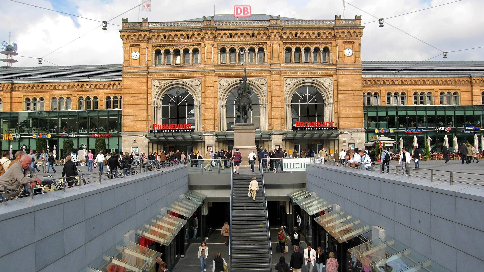 Einkaufspassage vor dem Hauptbahnhof in Hannover (Archivbild): Ein Mann wurde durch einen Messerstich schwer verletzt.