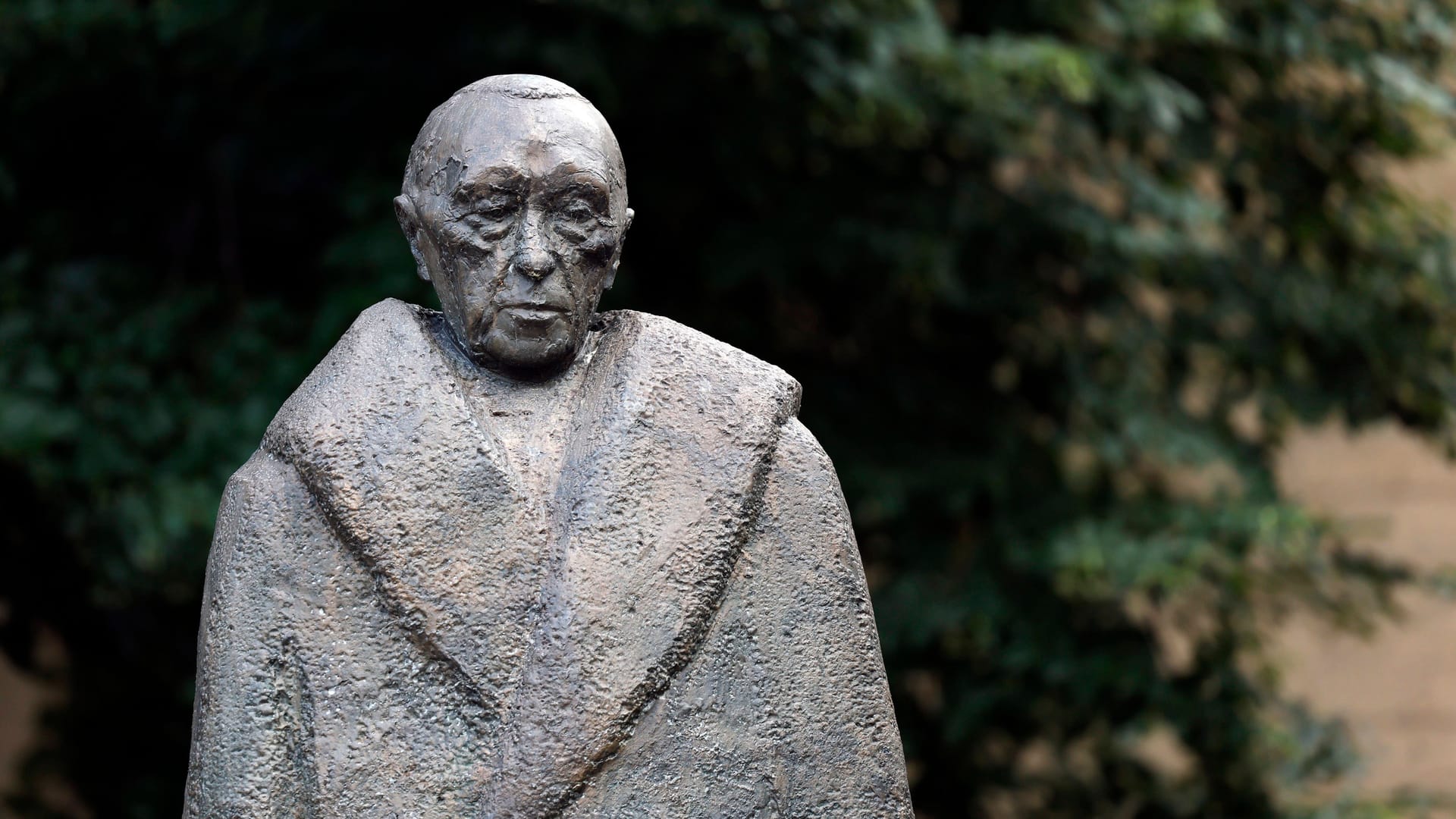 Konrad Adenauer war von 1949 bis 1963 der erste Bundeskanzler der Bundesrepublik Deutschland: In Köln erinnert ein Denkmal an der Kreuzung Aposteln- und Mittelstraße an den Politiker.