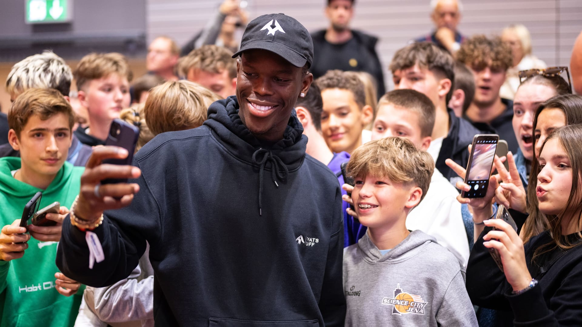 Dennis Schröder in Braunschweig: Der Basketball-Star ist am Donnerstag zu Besuch in den Schlossarkaden.