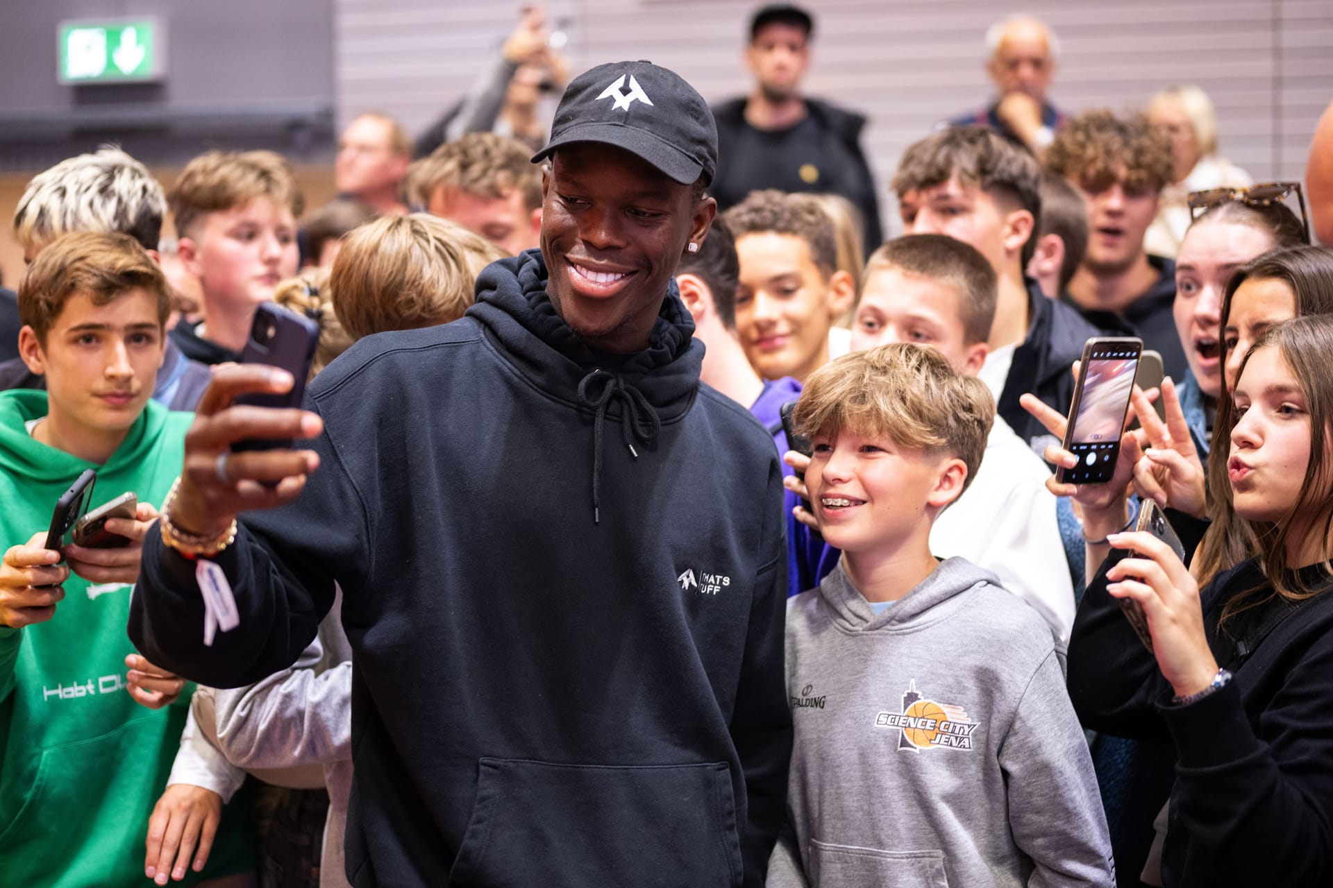 Dennis Schröder in Braunschweig: Der Basketball-Star ist am Donnerstag zu Besuch in den Schlossarkaden.