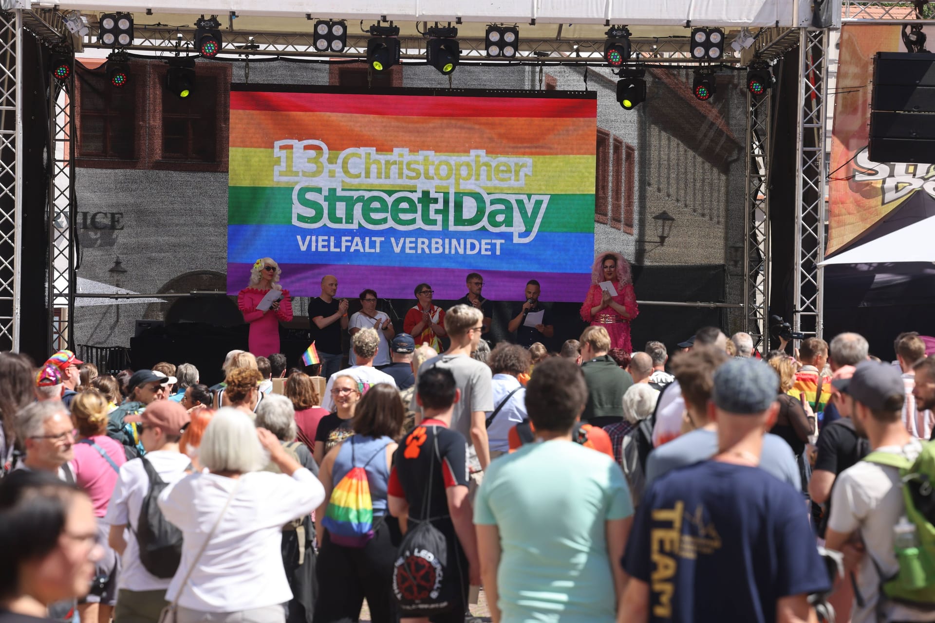 Blick auf die Bühne beim CSD 2024: Dieses Jahr stehen unter anderem Drag-Queen Miss Chantal sowei Fernsehmoderator und Komiker Thomas Hermanns auf dem Programm.