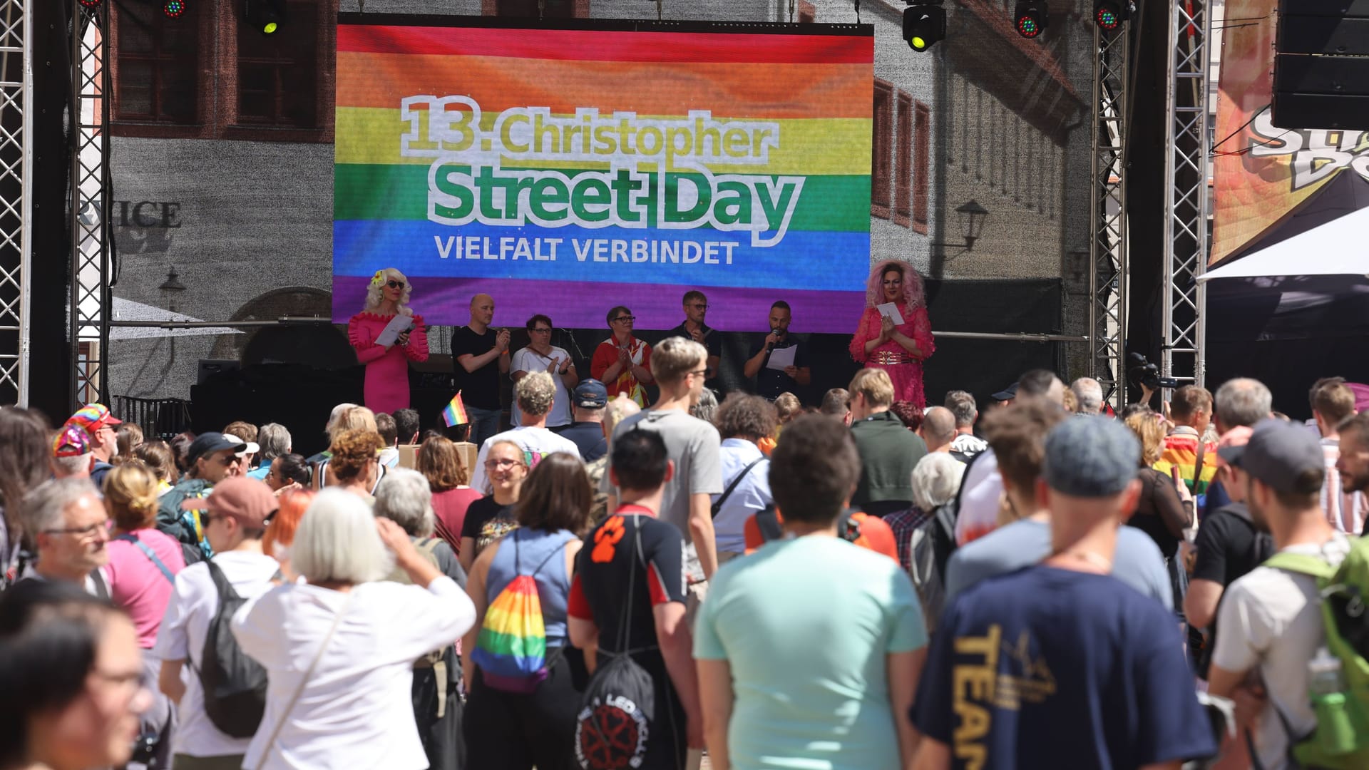 Blick auf die Bühne beim CSD 2024: Dieses Jahr stehen unter anderem Drag-Queen Miss Chantal sowei Fernsehmoderator und Komiker Thomas Hermanns auf dem Programm. Blick auf die Bühne beim CSD 2024: Dieses Jahr stehen unter anderem Drag-Queen Miss Chantal sowei Fernsehmoderator und Komiker Thomas Hermanns auf dem Programm.