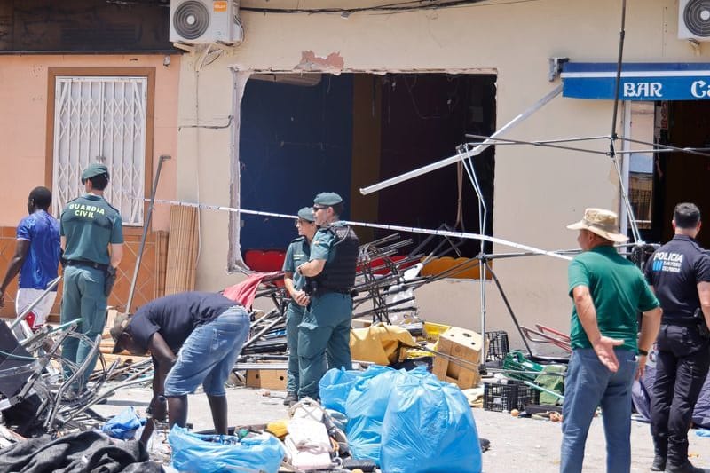 Rettungskräfte nach der Explosion in San Pedro del Pinatar: Die Bar befindet sich in dem besonders touristischen Ortsteil Lo Pagán.