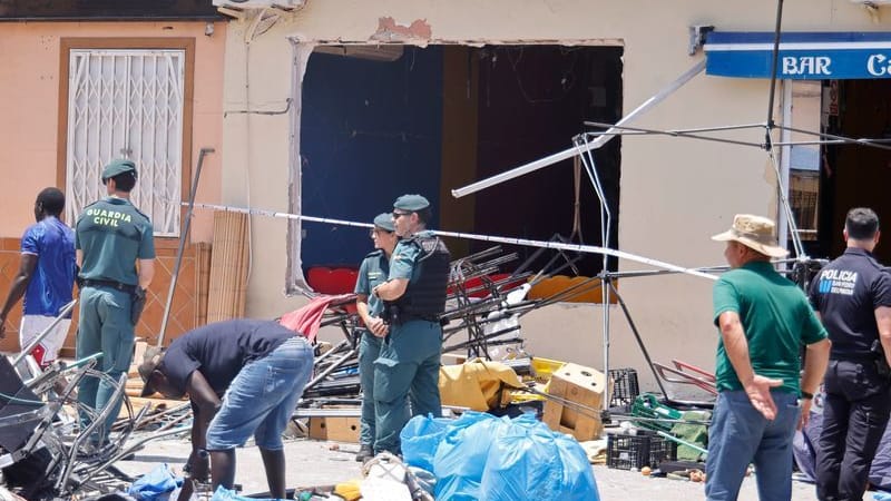 Rettungskräfte nach der Explosion in San Pedro del Pinatar: Die Bar befindet sich in dem besonders touristischen Ortsteil Lo Pagán.