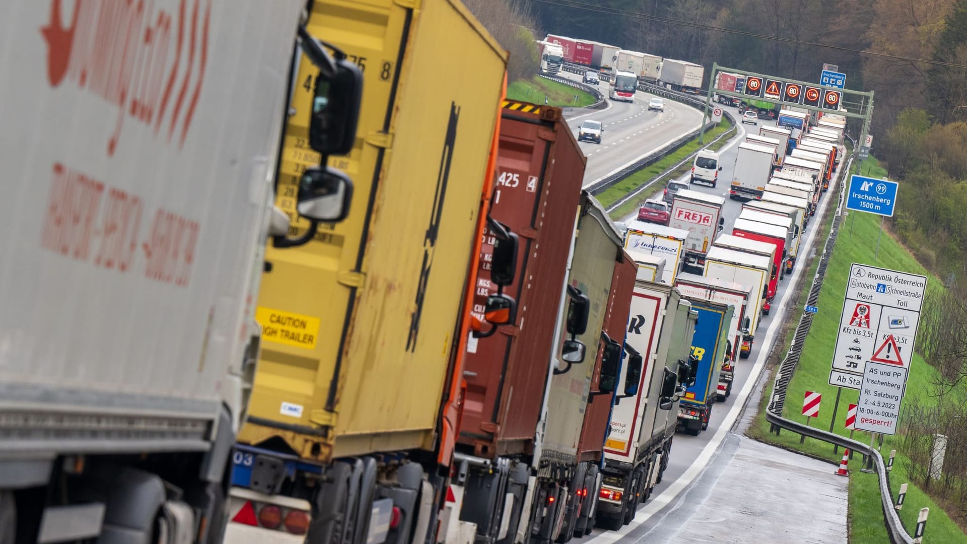 Autobahnstau wegen Blockabfertigung Autobahnstau wegen Blockabfertigung
