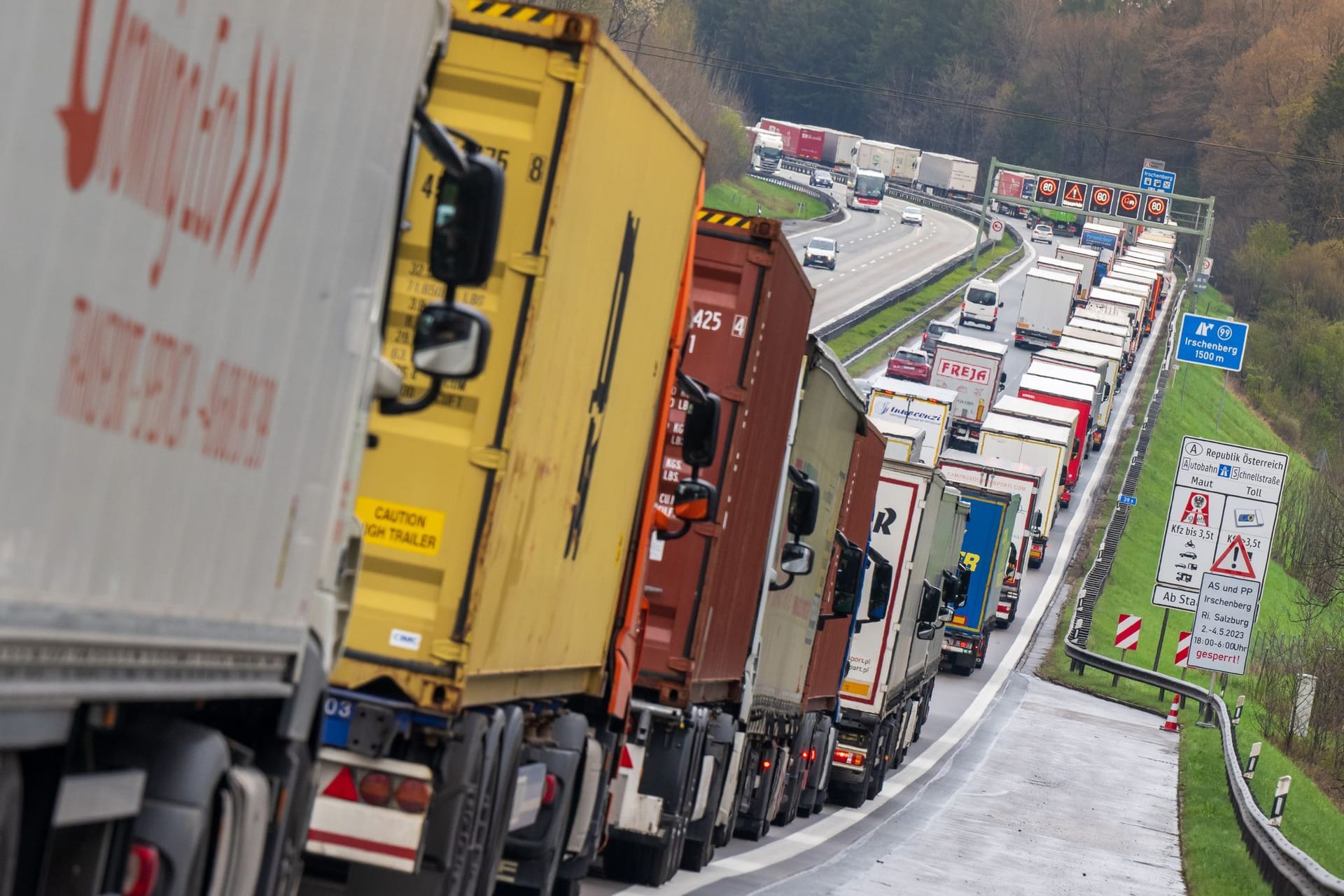 Autobahnstau wegen Blockabfertigung