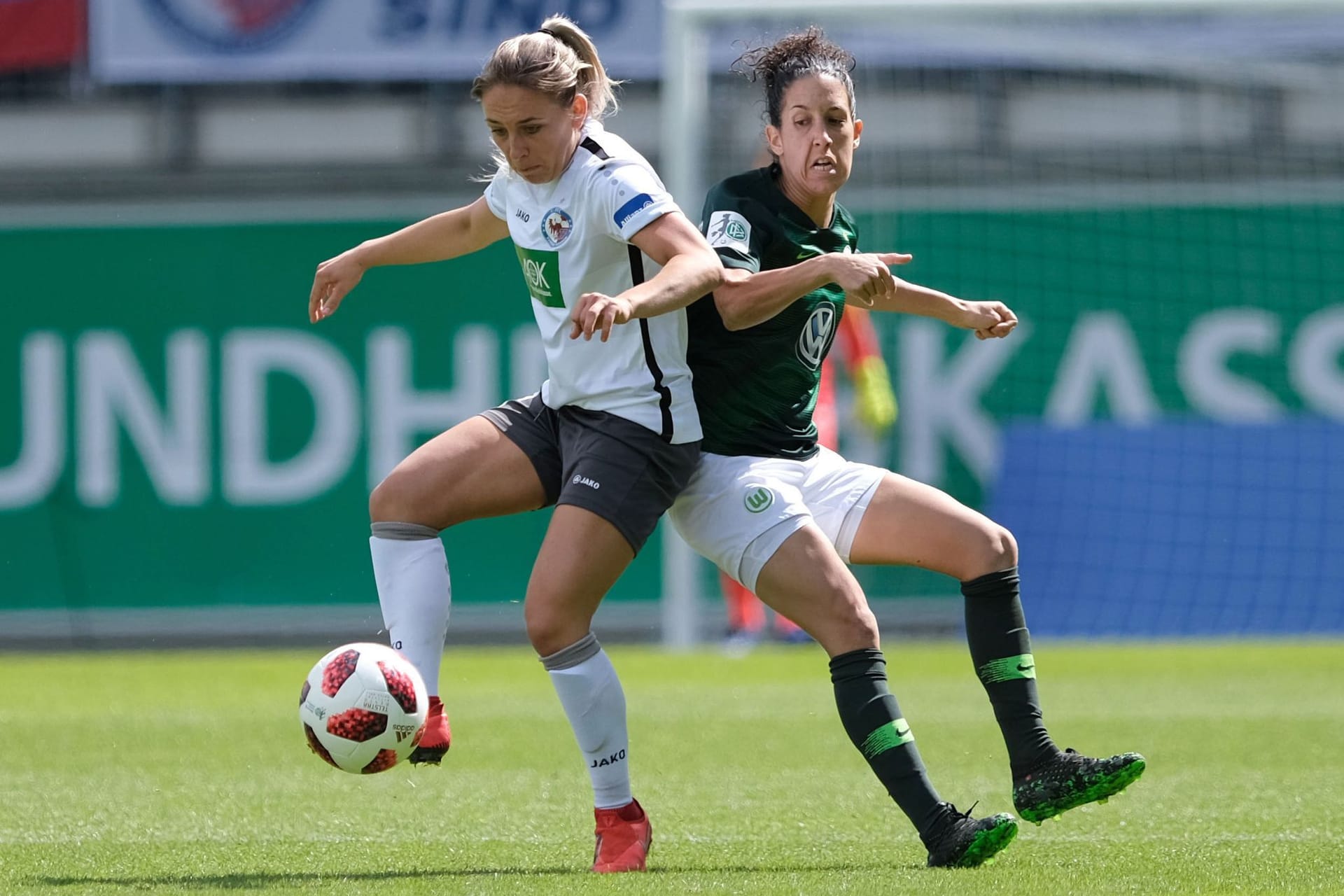 Gina Chmielinski (l) Gina Chmielinski (l)