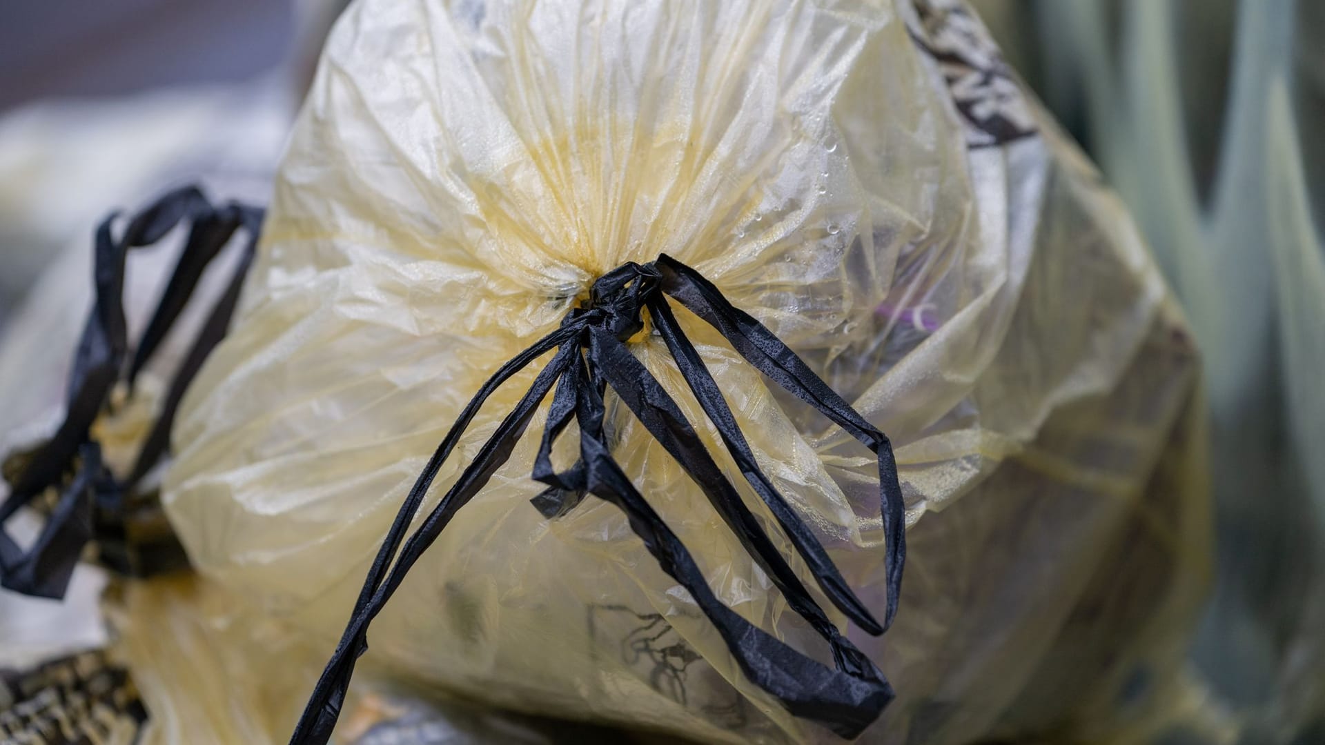 Gelbe Säcke werden eingesammelt Gelbe Säcke werden eingesammelt