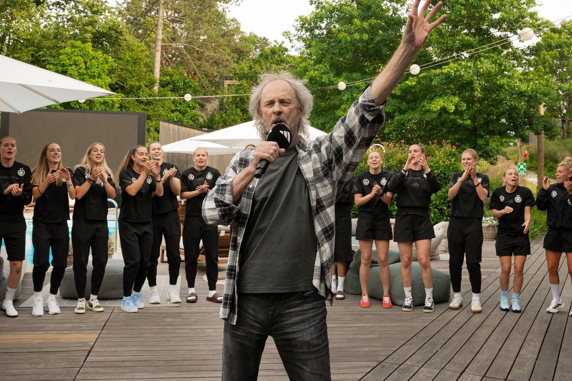 Wolfgang Petry bei den deutschen Fußballerinnen