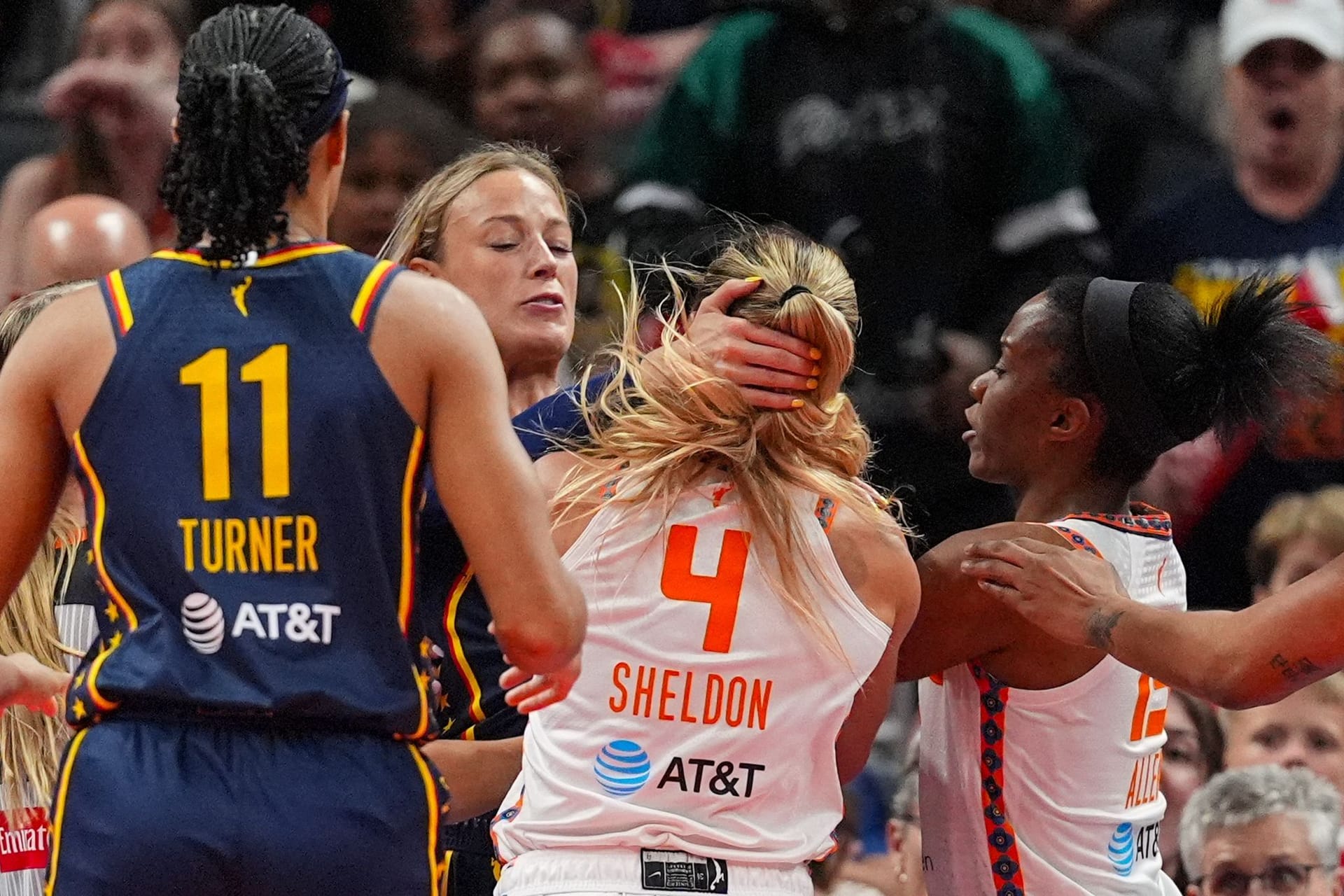 Sophie Cunningham (8) greift Jacy Sheldon (4) am Nacken: Die Szene folgte auf ein Foul.