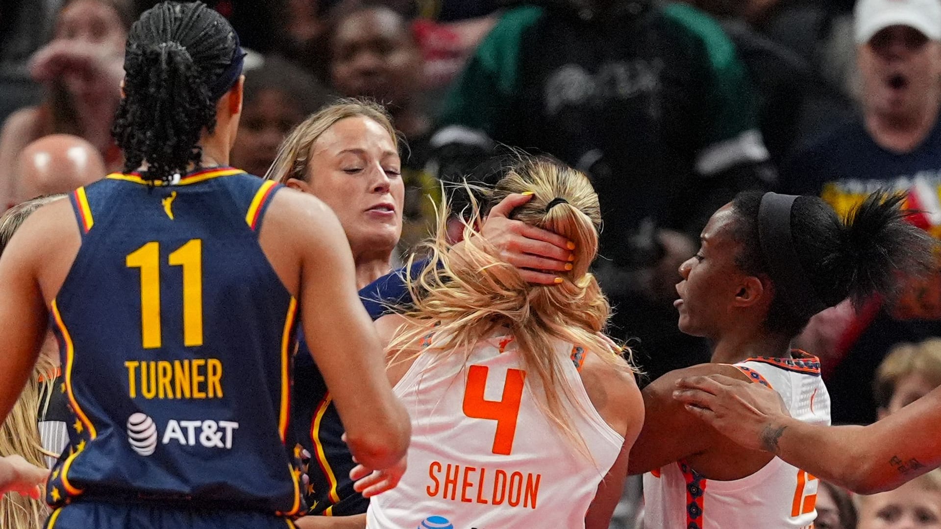Sophie Cunningham (8) greift Jacy Sheldon (4) am Nacken: Die Szene folgte auf ein Foul. Sophie Cunningham (8) greift Jacy Sheldon (4) am Nacken: Die Szene folgte auf ein Foul.