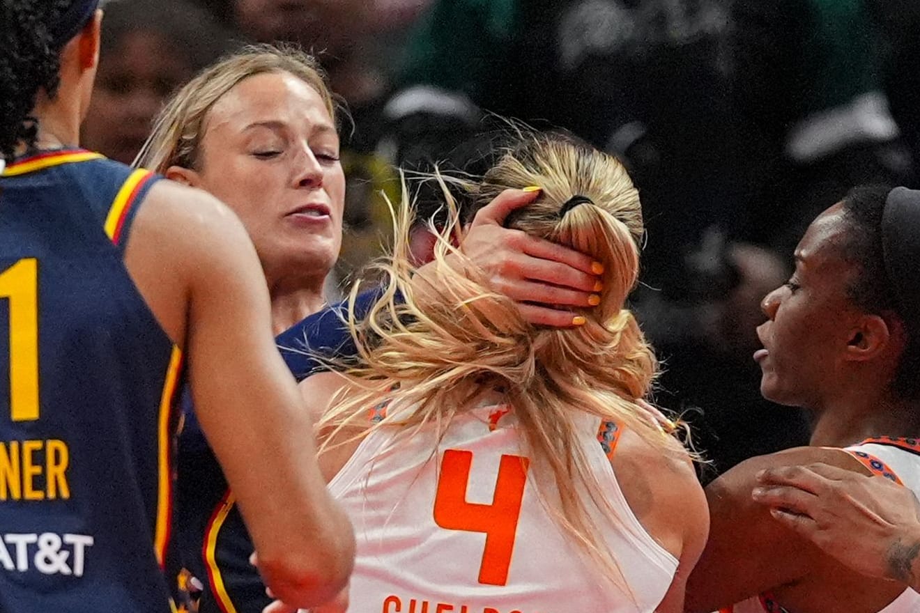 Sophie Cunningham (8) greift Jacy Sheldon (4) am Nacken: Die Szene folgte auf ein Foul.