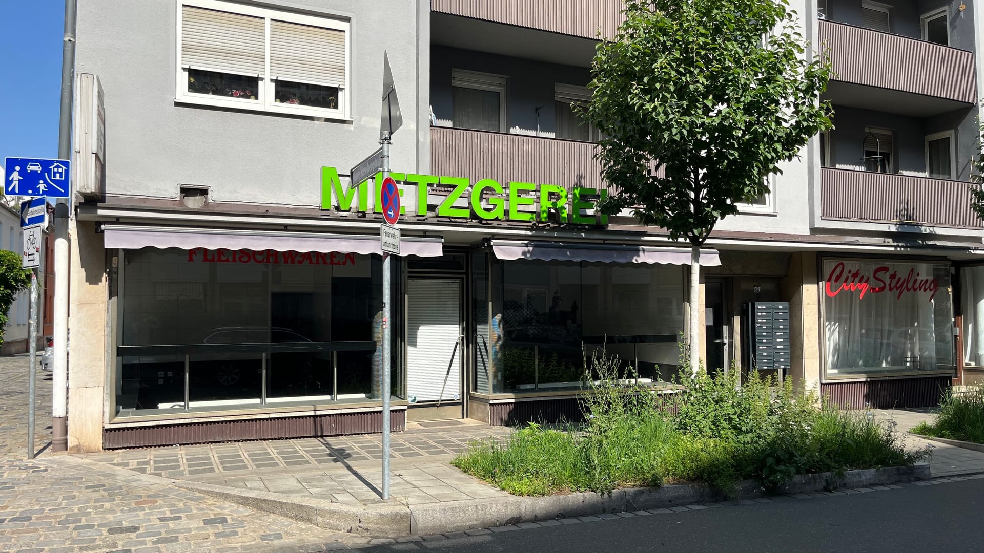Blick auf den Laden: Mittags reichte die Schlange oft bis raus auf den Gehsteig.