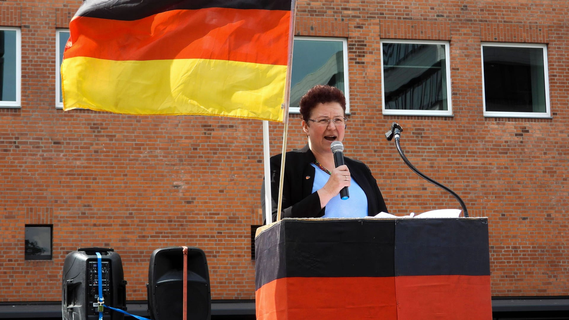 Nicole Jordan spricht auf einer Demo (Archivbild): Die Hamburger AfD-Politikerin steht am 26. Juni erneut wegen eines Telegram-Posts vor Gericht.