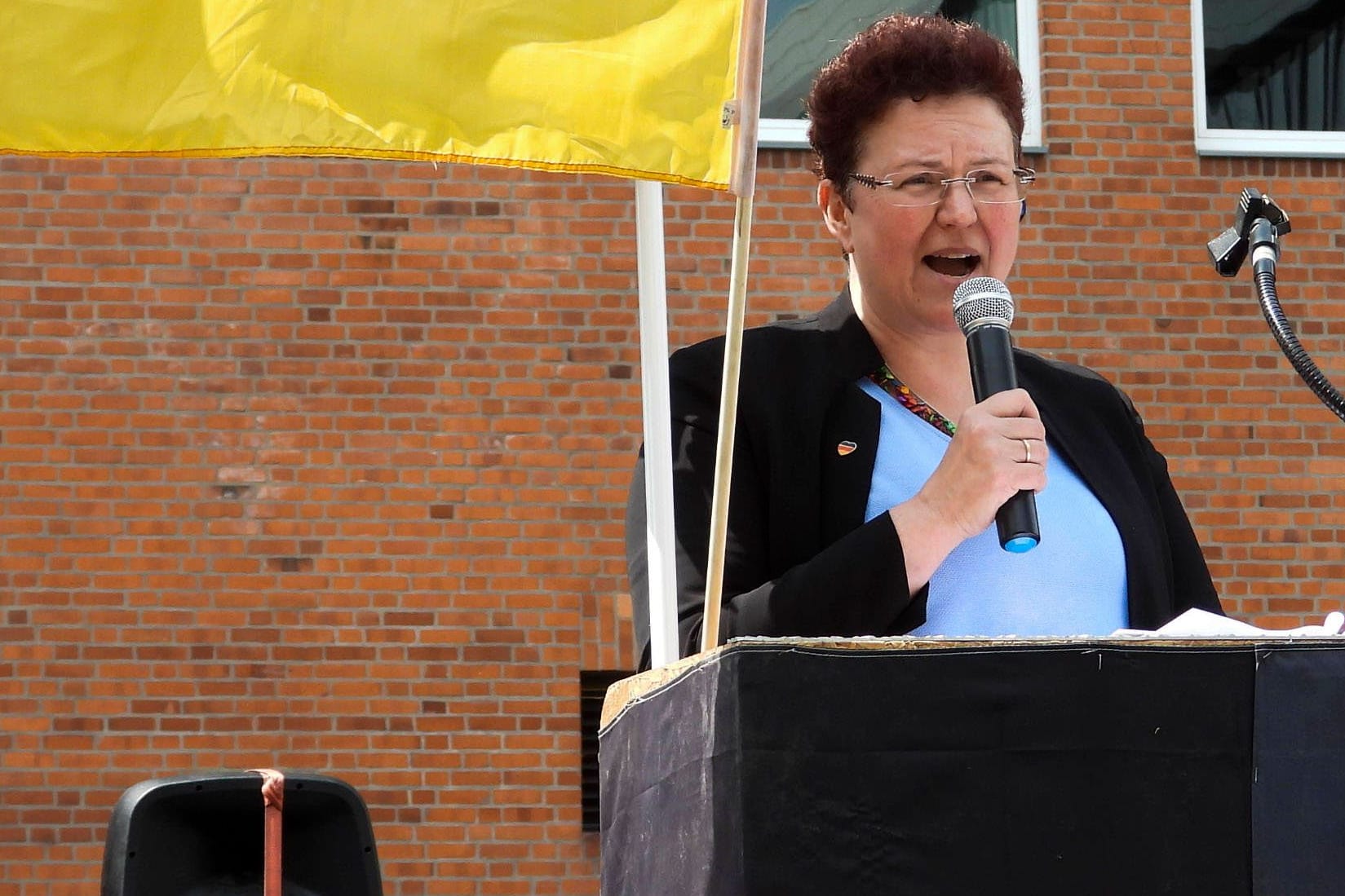 Nicole Jordan spricht auf einer Demo (Archivbild): Die Hamburger AfD-Politikerin steht am 26. Juni erneut wegen eines Telegram-Posts vor Gericht.
