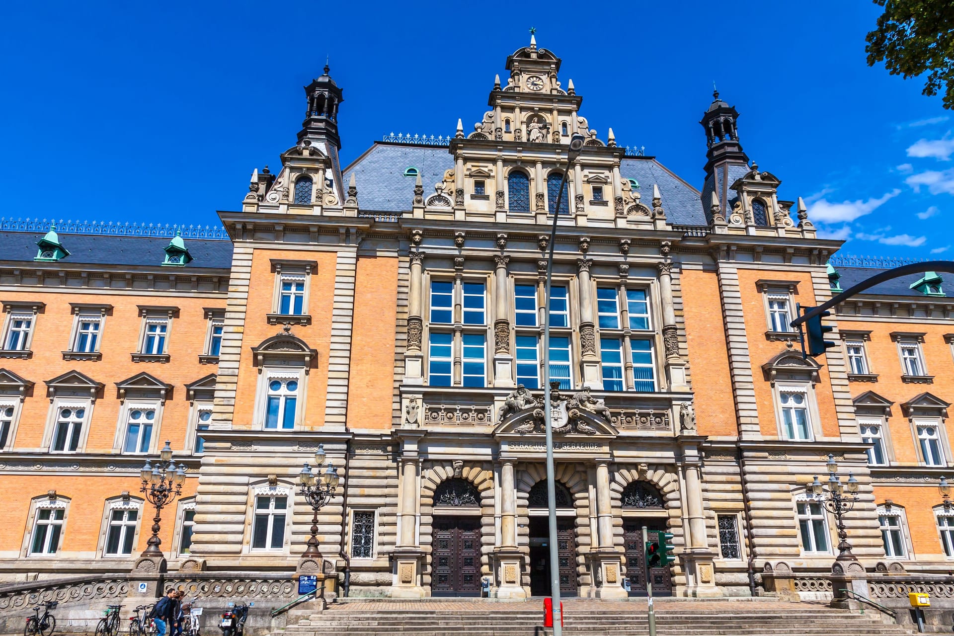 Das Landgericht Hamburg (Symbolbild): Sechs Angeschuldigte müssen sich wegen mutmaßlicher Bestechung und Abrechnungsbetrugs mit Krebsmitteln verantworten.