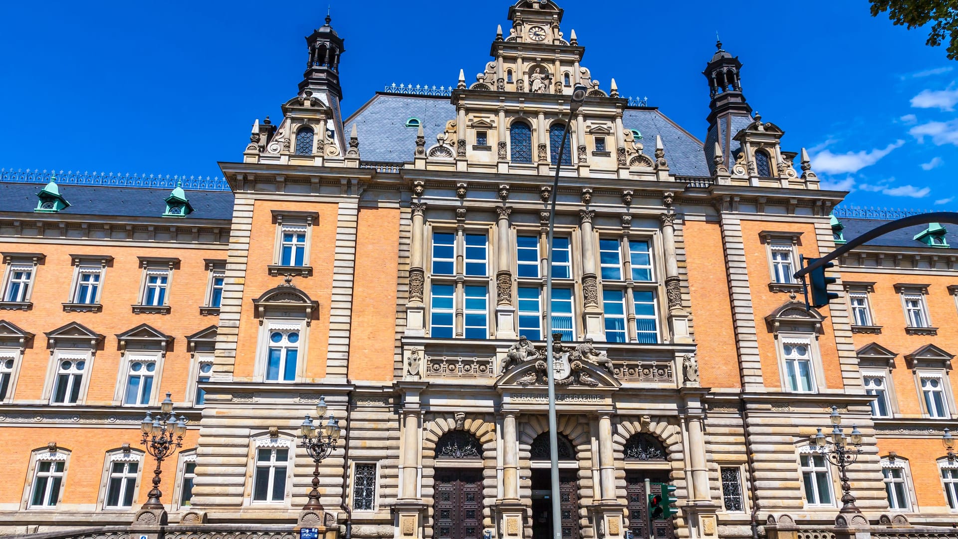 Das Landgericht Hamburg (Symbolbild): Sechs Angeschuldigte müssen sich wegen mutmaßlicher Bestechung und Abrechnungsbetrugs mit Krebsmitteln verantworten.