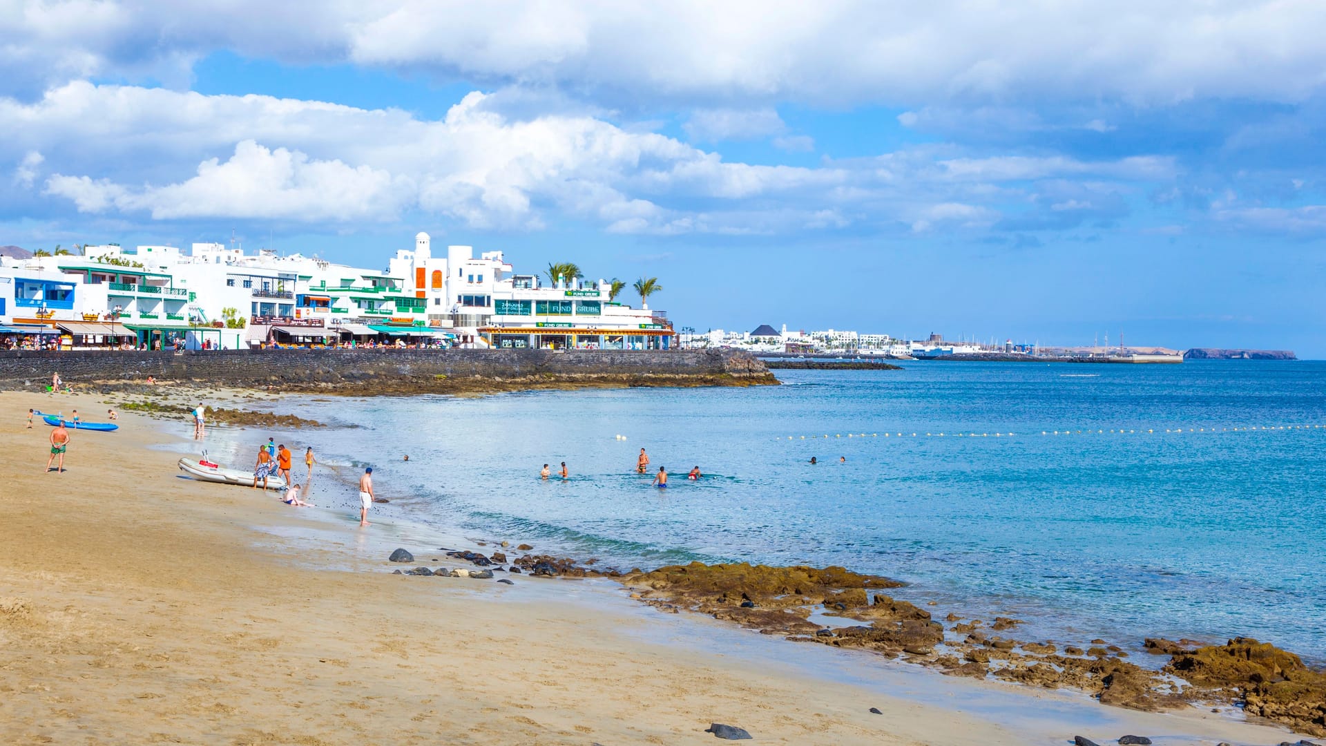 Einer der schönsten Badestrände auf Lanzarote: Die Playa Dorada musste wegen einer Kontamination geschlossen werden.