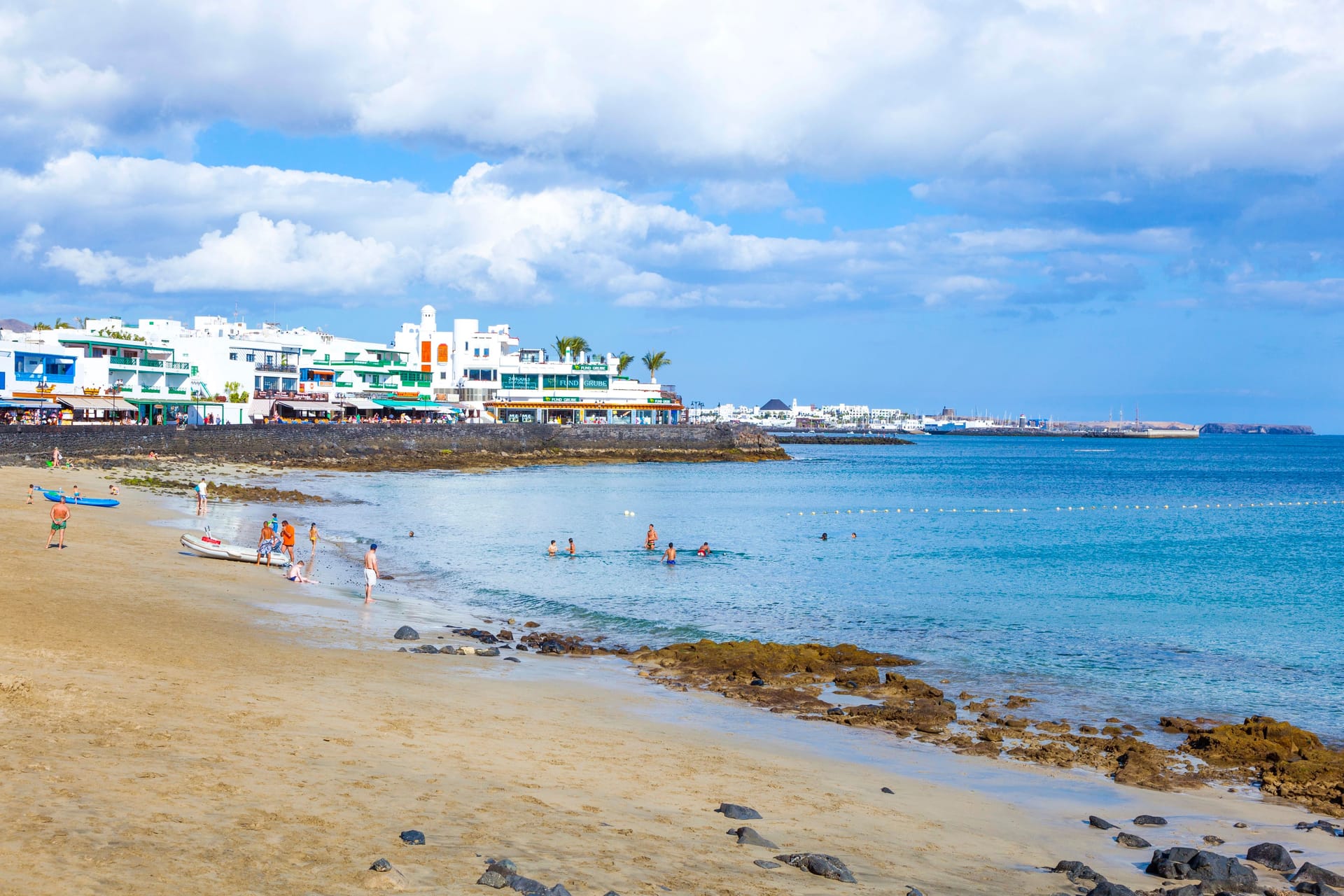 Einer der schönsten Badestrände auf Lanzarote: Die Playa Dorada musste wegen einer Kontamination geschlossen werden.