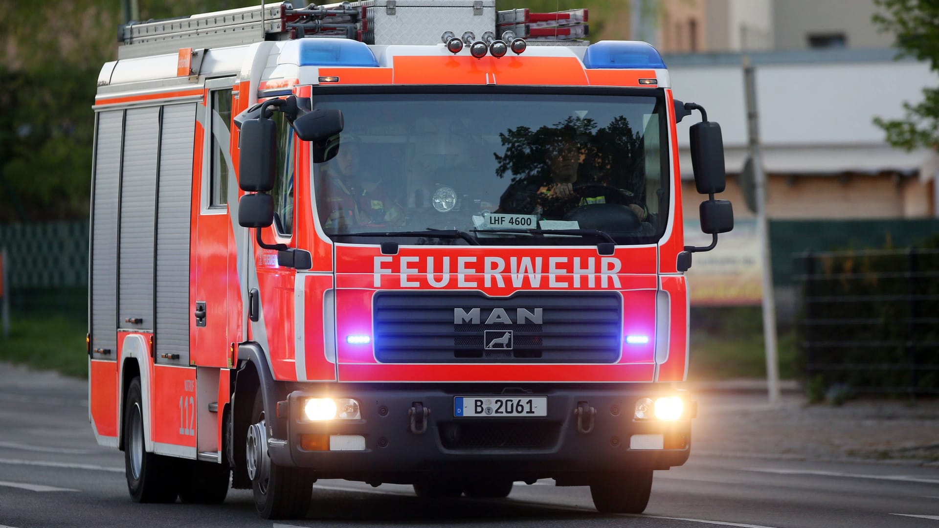 Ein Feuerwehrfahrzeug (Symbolbild): Die Bevölkerung wurde aufgrund der Rauchentwicklung gewarnt.