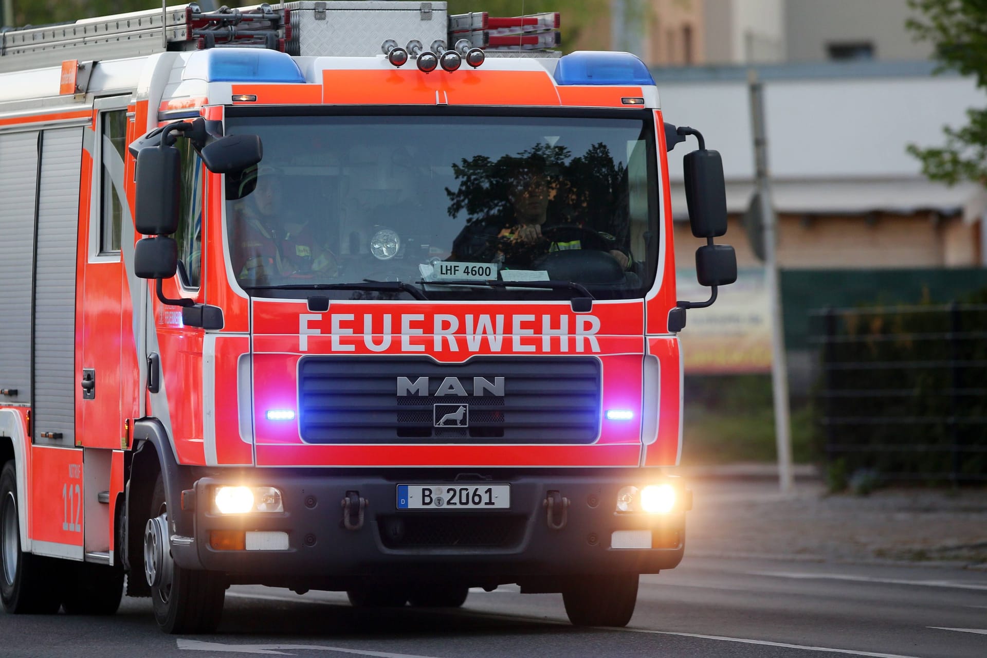 Ein Feuerwehrfahrzeug (Symbolbild): Die Bevölkerung wurde aufgrund der Rauchentwicklung gewarnt.