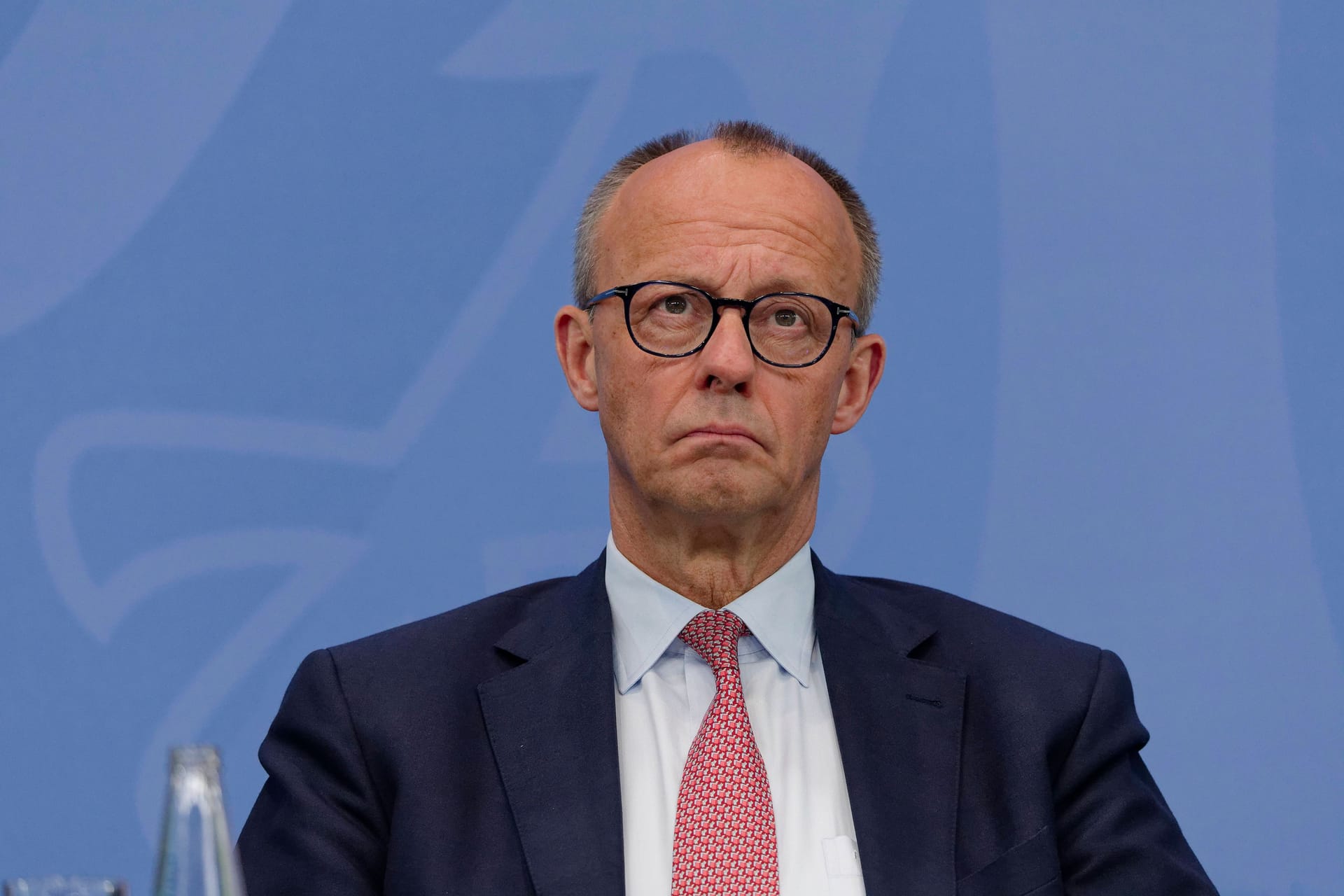 Friedrich Merz bei einem Treffen mit den Länderchefs. Eine Äußerung über den Krieg gegen den Iran kam in Teheran nicht gut an. (Archivbild)