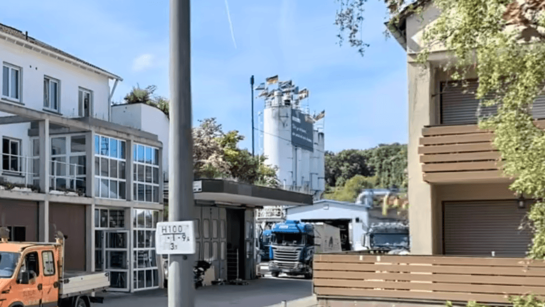 Einer der Silos der betroffenen Firma (Archivbild): Mehrere Flaggen wehen an den Firmensitz, darunter auch die israelische.