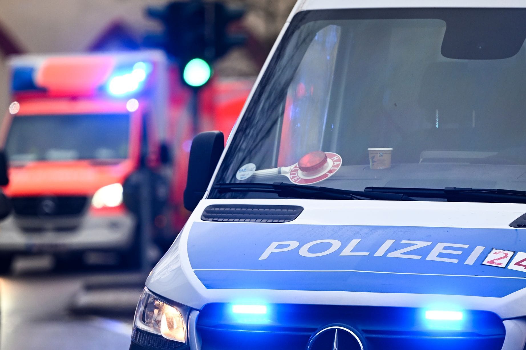 Polizei und Krankenwagen