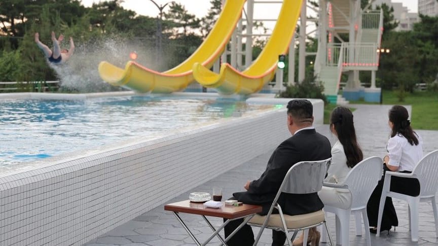 Kim Jong Un im Spaßbad: Der nordkoreanische Diktator weihte einen Freizeitkomplex ein.