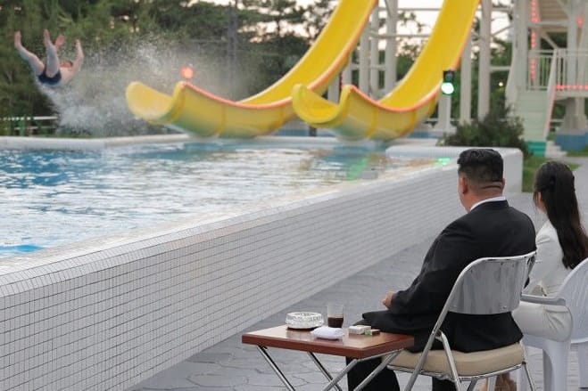 Kim Jong Un im Spaßbad: Der nordkoreanische Diktator weihte einen Freizeitkomplex ein.