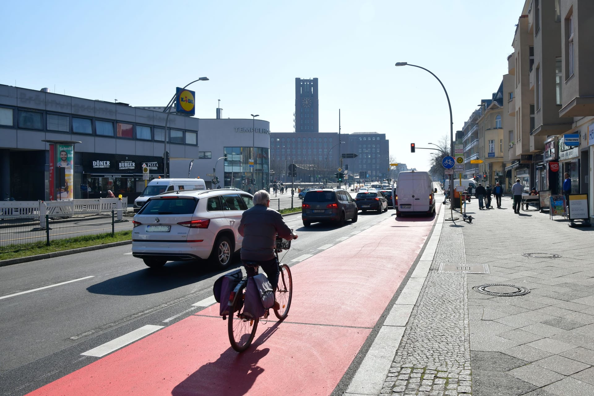 Verkehr am Mariendorfer Damm (Symbolfoto): Zwei ältere Menschen schweben nach einem Unfall hier in Lebensgefahr.