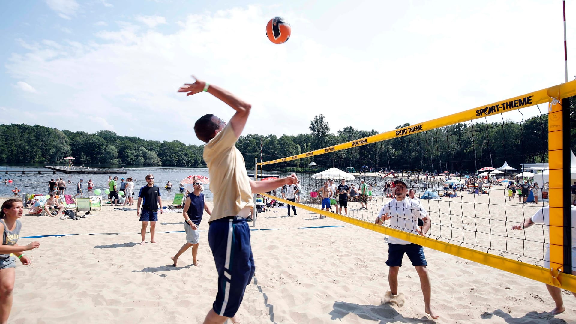 Beachvolleyball-Partie im Strandbad Jungfernheide (Symbolfoto): Das bekannte Schwimmbad in Charlottenburg ist laut einem Bericht nun geschlossen.