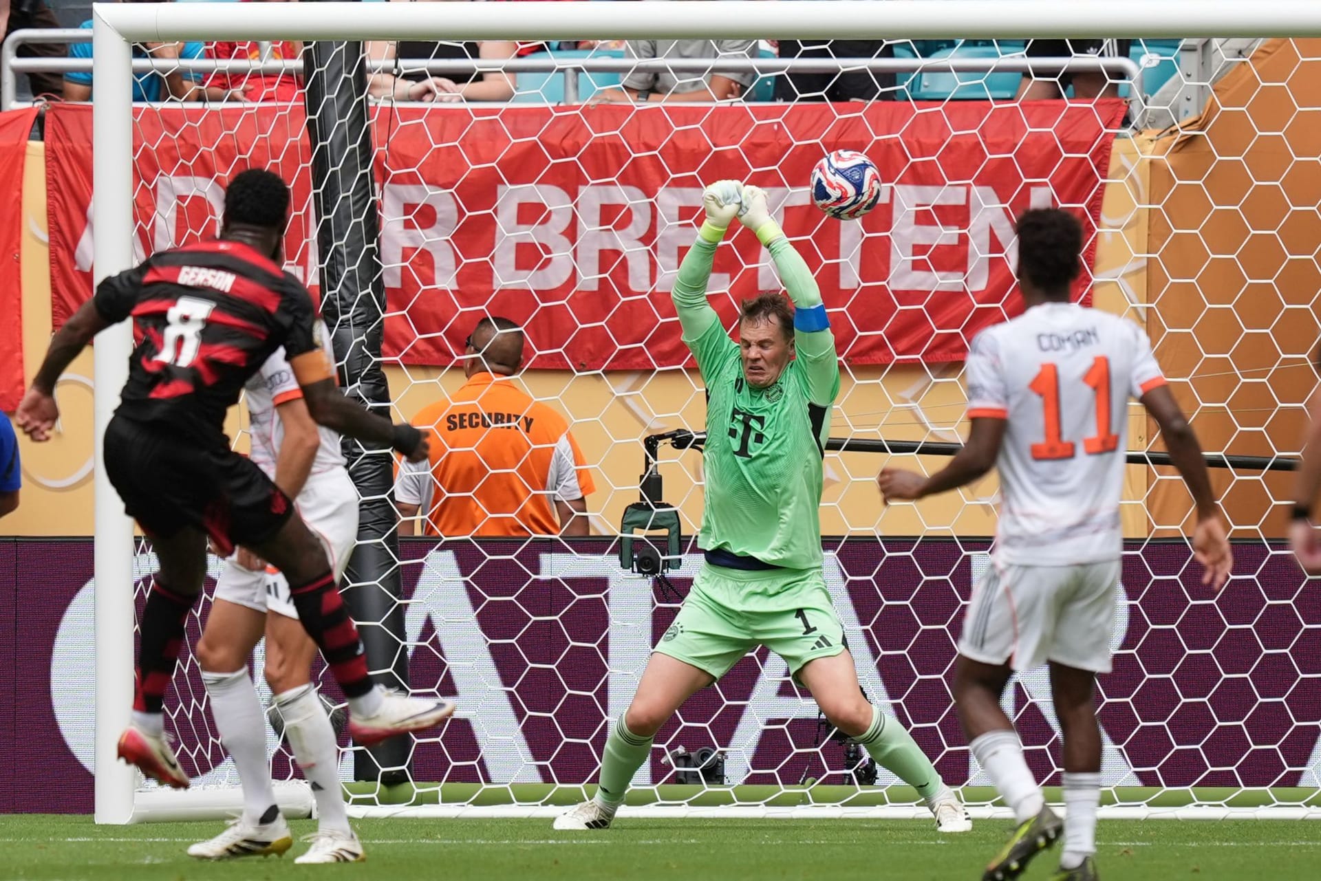 Manuel Neuer: Bewahrte die Bayern mit einer Weltklasseparade vor einem sicheren Gegentreffer (15.) und lieferte damit DIE Torhüteraktion des bisherigen Turniers. Bei Gersons Gewaltschuss zum 2:1 bekam er die Hände nicht mehr rechtzeitig hoch. Strahlte Sicherheit aus. Note 2 Manuel Neuer: Bewahrte die Bayern mit einer Weltklasseparade vor einem sicheren Gegentreffer (15.) und lieferte damit DIE Torhüteraktion des bisherigen Turniers. Bei Gersons Gewaltschuss zum 2:1 bekam er die Hände nicht mehr rechtzeitig hoch. Strahlte Sicherheit aus. Note 2