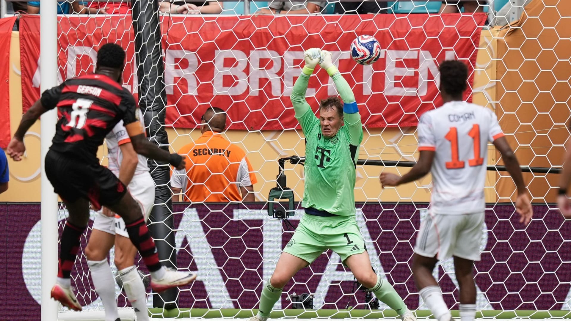 Manuel Neuer: Bewahrte Bayern mit einer Weltklasseparade vor einem sicheren Gegentreffer (15.) und lieferte damit DIE Torhüteraktion des bisherigen Turniers. Bei Gersons Gewaltschuss zum 2:1 bekam er die Hände nicht mehr rechtzeitig hoch. Strahlte Sicherheit aus. Note 2