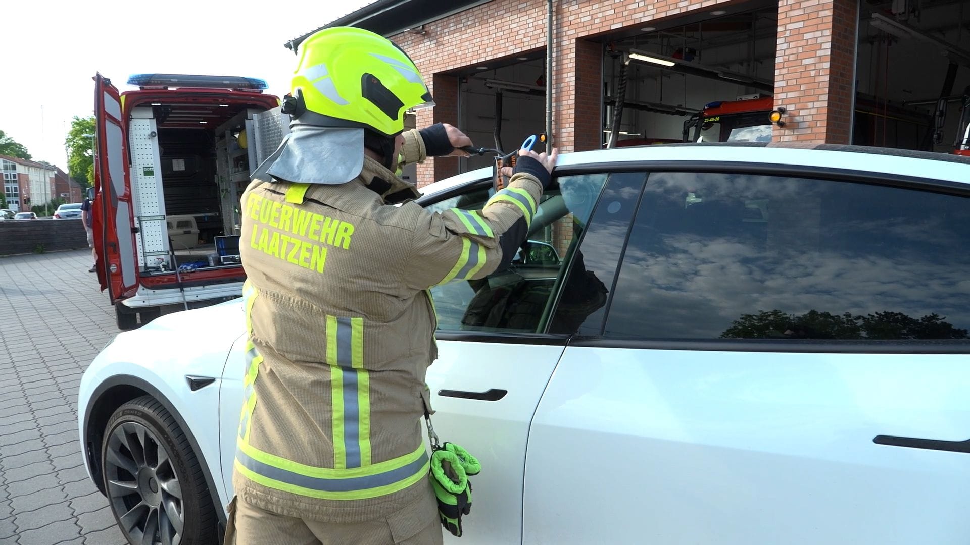 Feuerwehr Laatzen öffnet Fahrzeug mit Spezialwerkzeug: Im Notfall zählt jede Minute.