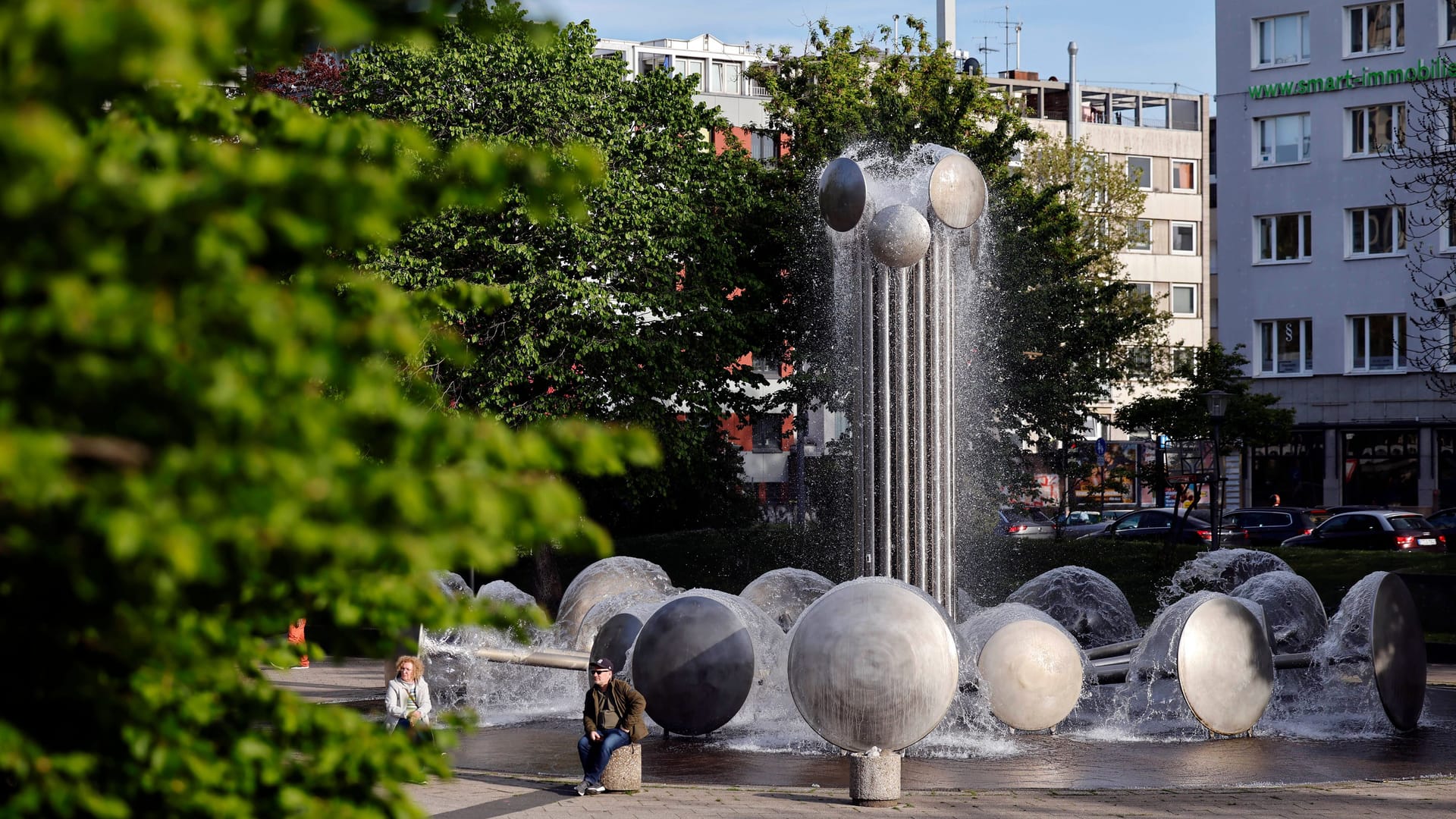 Besucher am Brunnen auf dem Ebertplatz