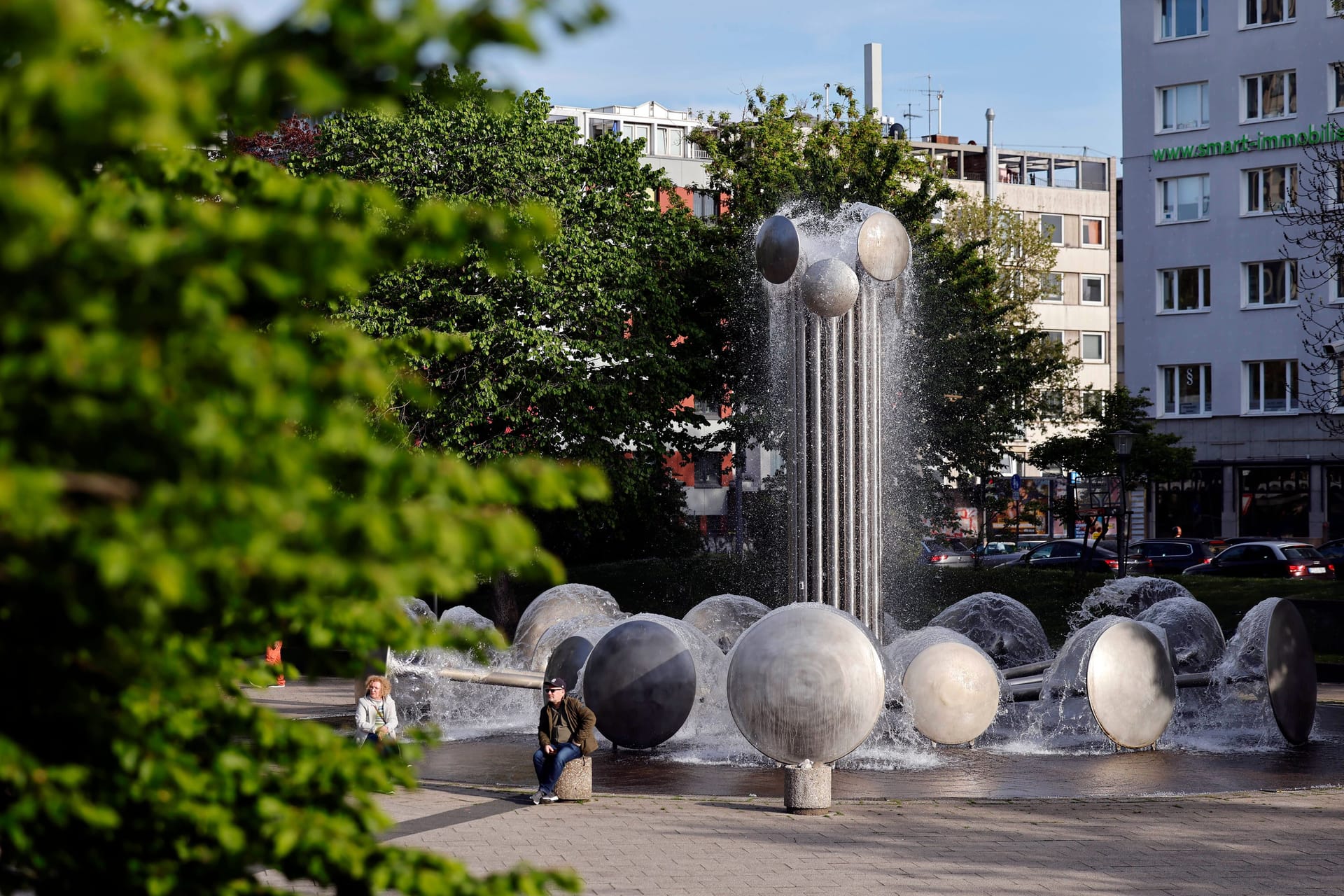Besucher am Brunnen auf dem Ebertplatz