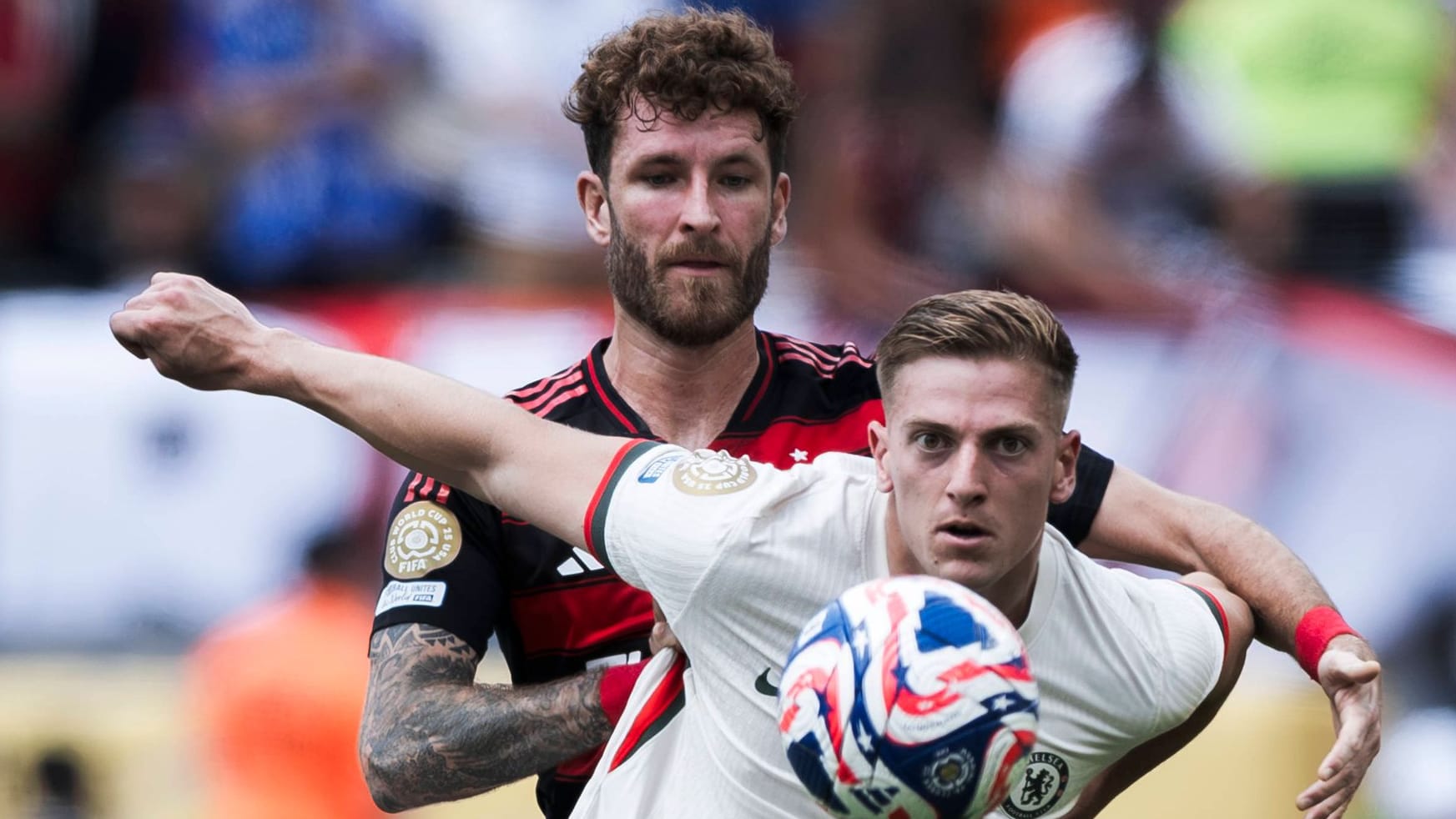 Leo Pereira (hinten) von Flamengo im Duell gegen Chelseas Liam Delap: Für die Brasilianer geht es nun gegen die Bayern zur Sache.