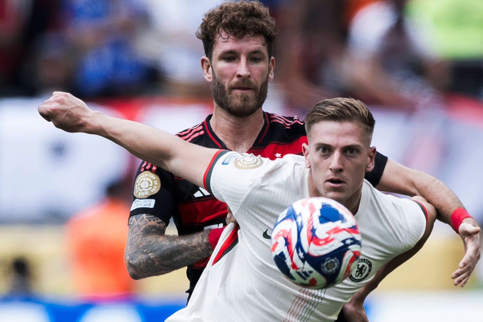 Leo Pereira (hinten) von Flamengo im Duell gegen Chelseas Liam Delap: Für die Brasilianer geht es nun gegen die Bayern zur Sache.