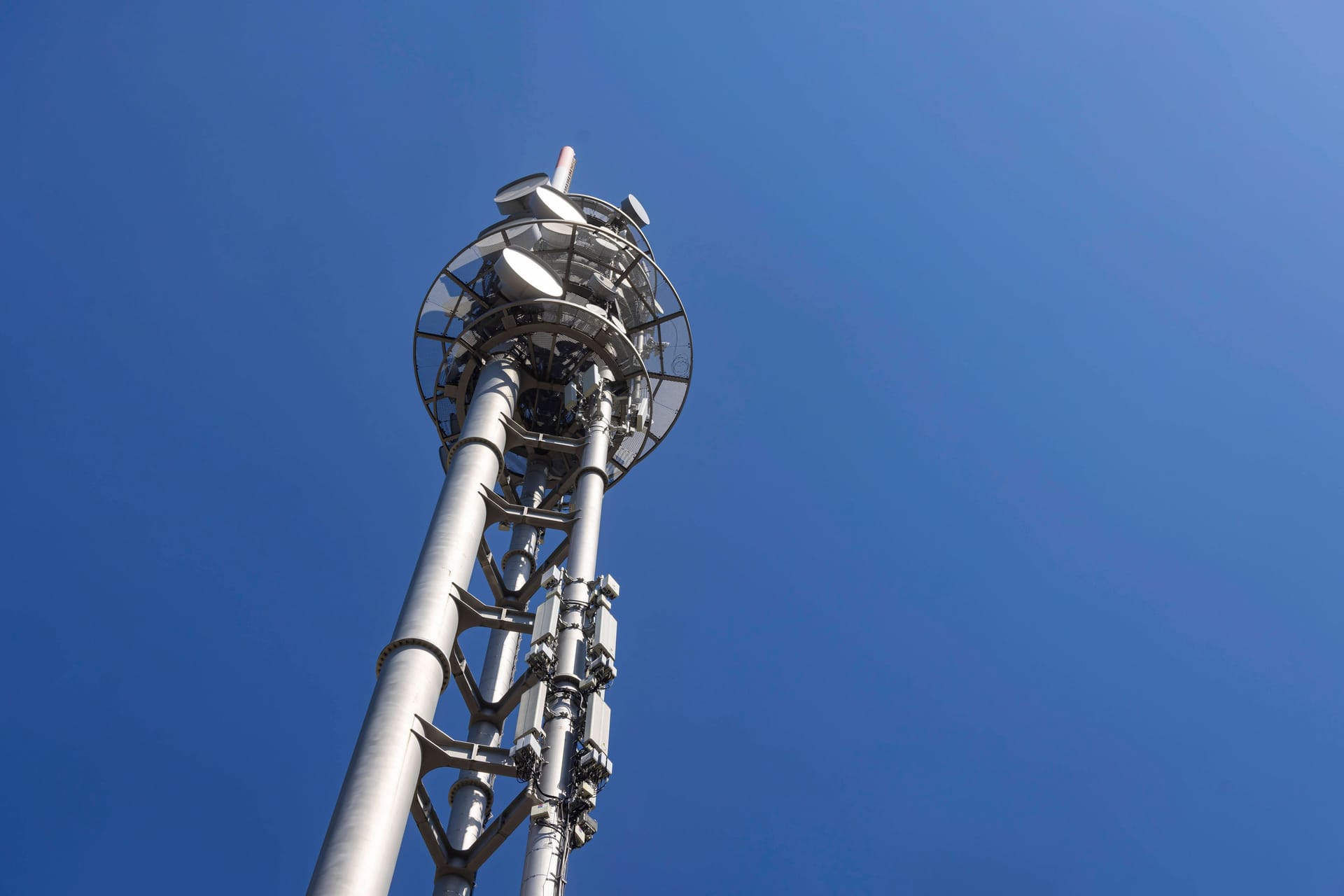 Blick auf einen Funkturm (Symbolbild): Ein Arbeiter stürzte 60 Meter in die Tiefe.